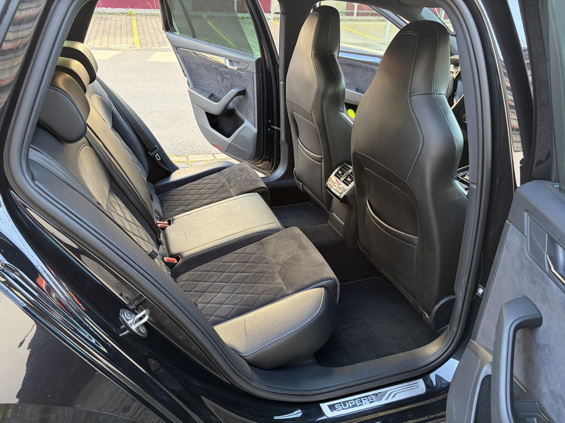 SKODA Superb Combi 2.0 TDi SportLine 4x4 DSG-image-10