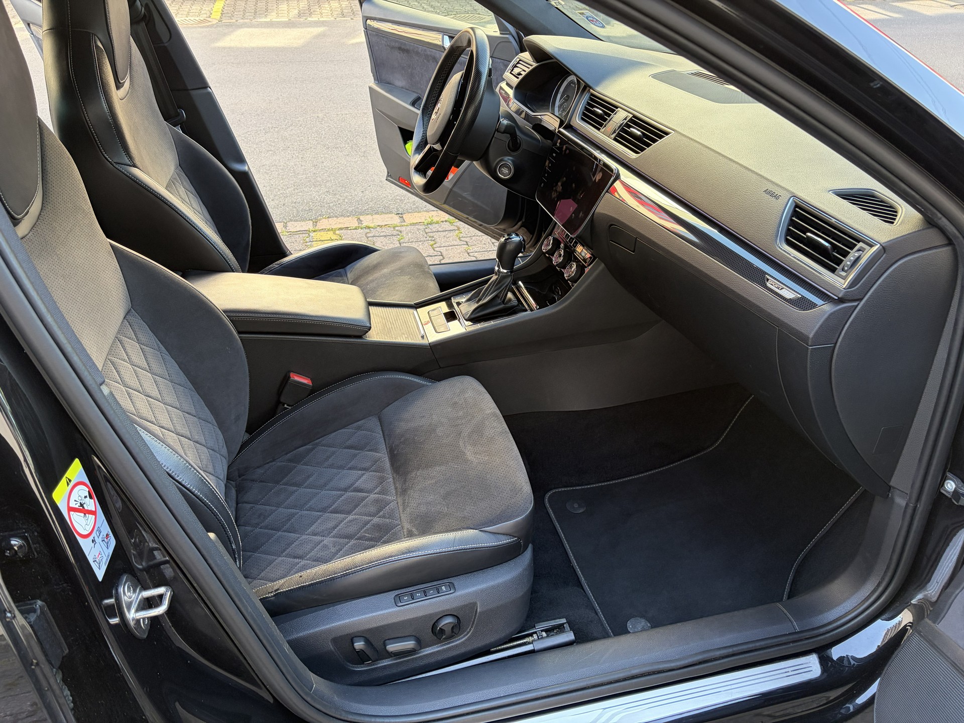 SKODA Superb Combi 2.0 TDi SportLine 4x4 DSG-image-11