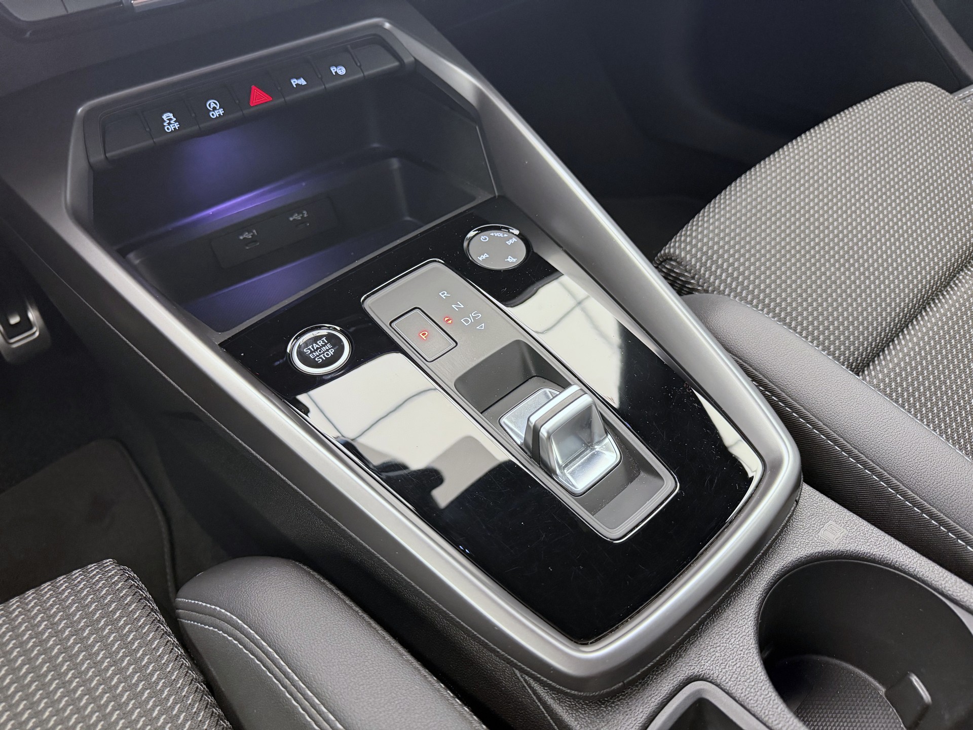 AUDI A3 Sportback 35 TFSI Attraction S-tronic-image-12