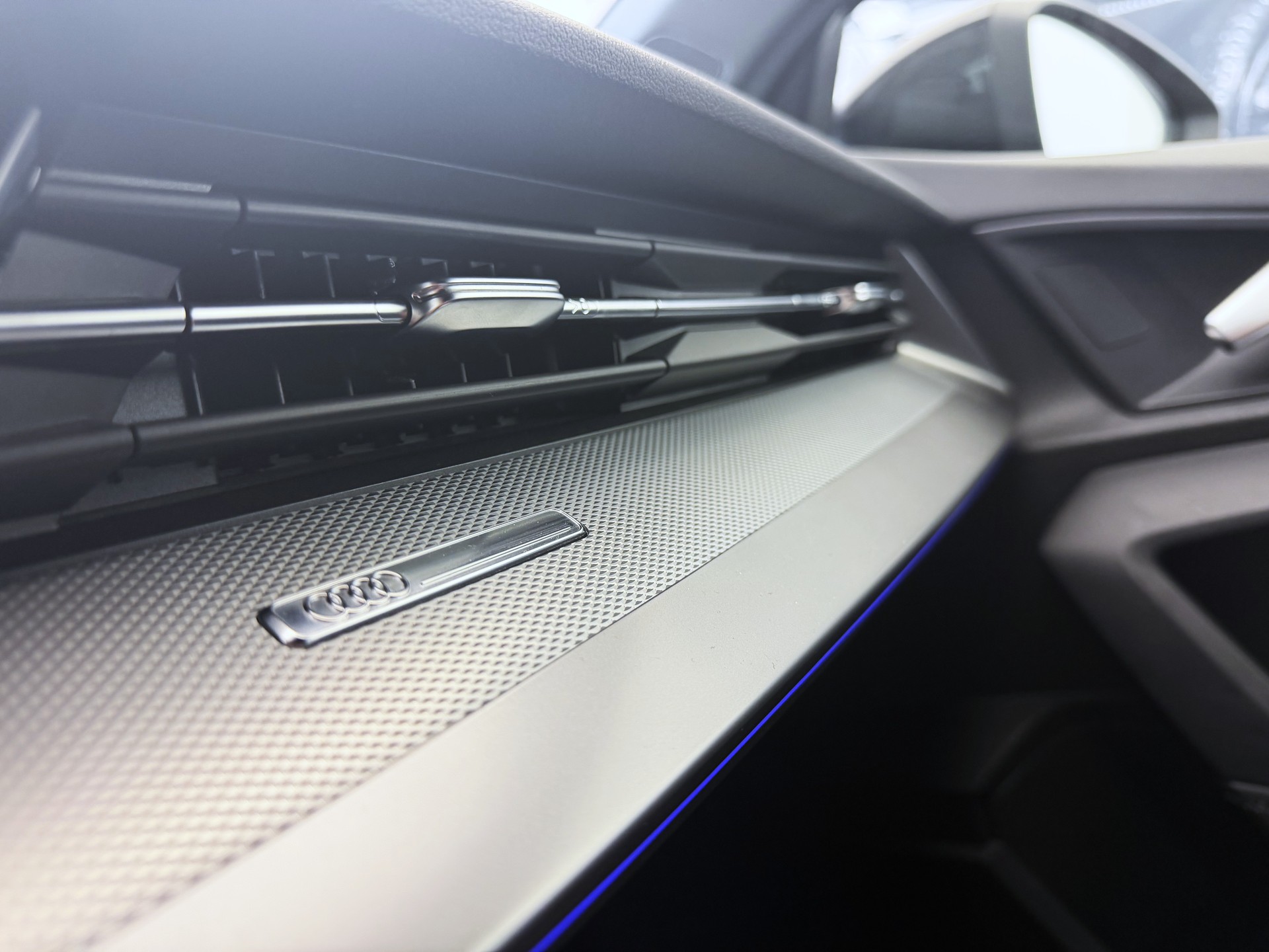 AUDI A3 Sportback 35 TFSI Attraction S-tronic-image-18