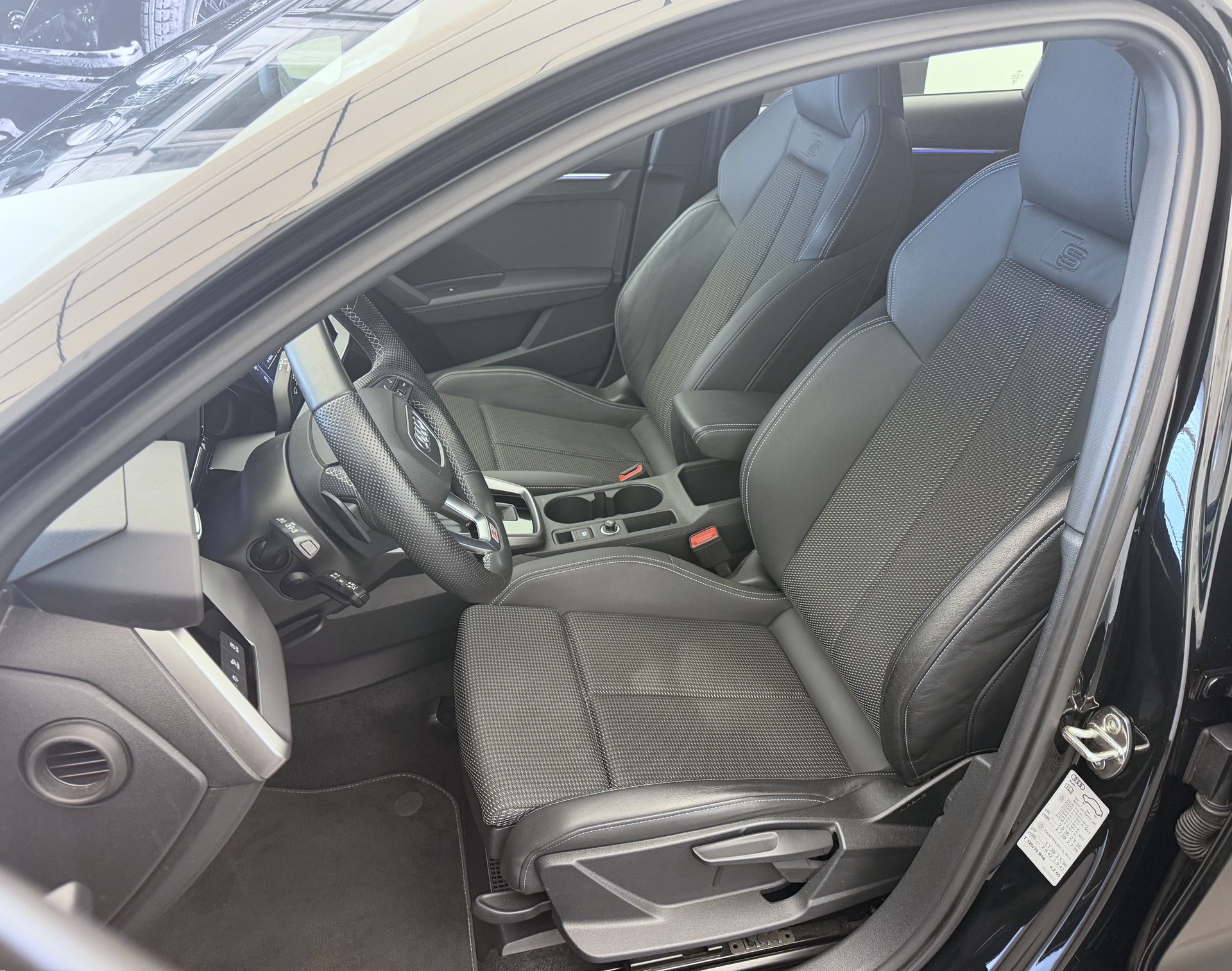 AUDI A3 Sportback 35 TFSI Attraction S-tronic-image-4