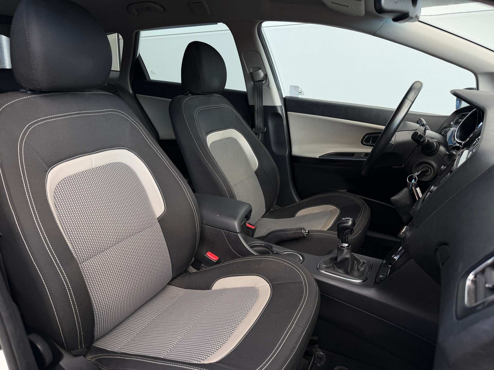 KIA Cee'd Sportswagon 1.6 GDi Swiss Eco Edition-image-8