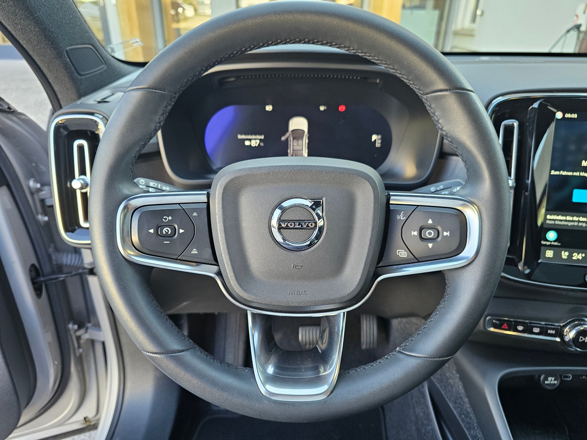VOLVO C40 P8 Twin Recharge AWD-image-9