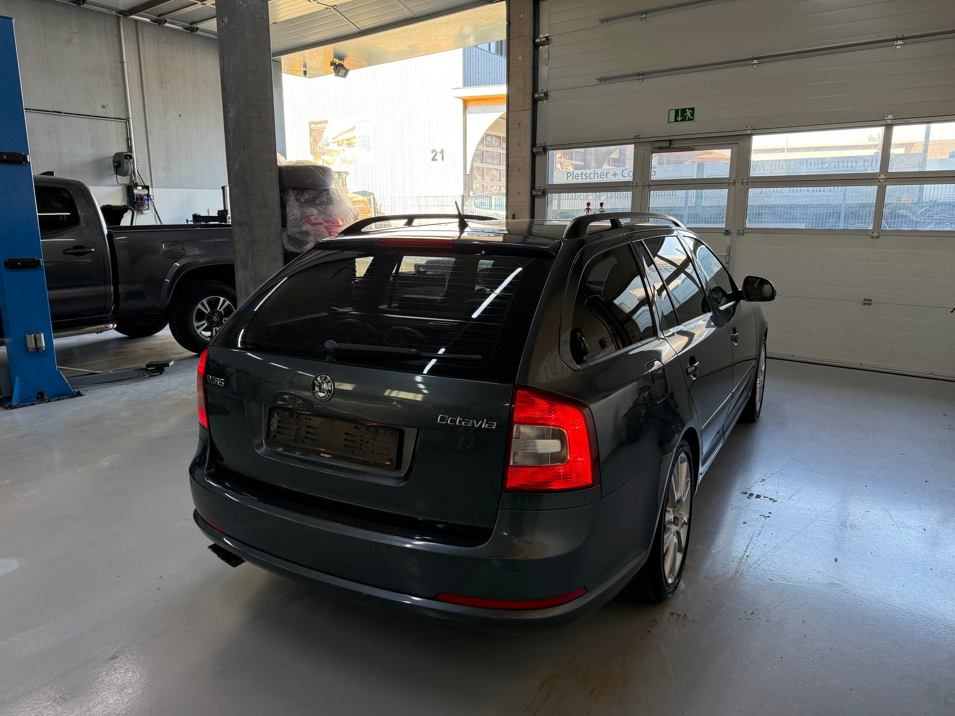 SKODA Octavia Combi 2.0 TSI RS DSG-image-2