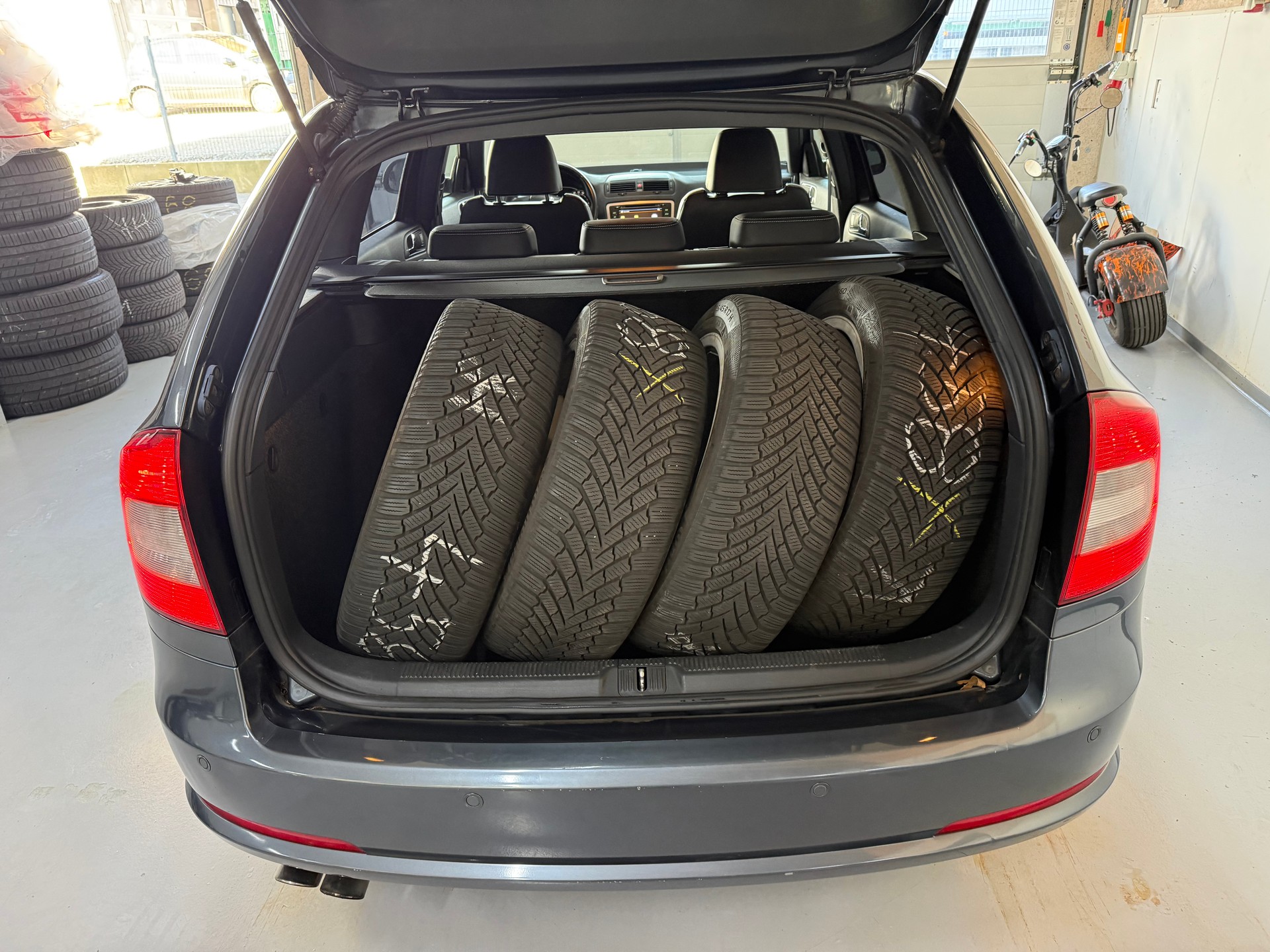 SKODA Octavia Combi 2.0 TSI RS DSG-image-9