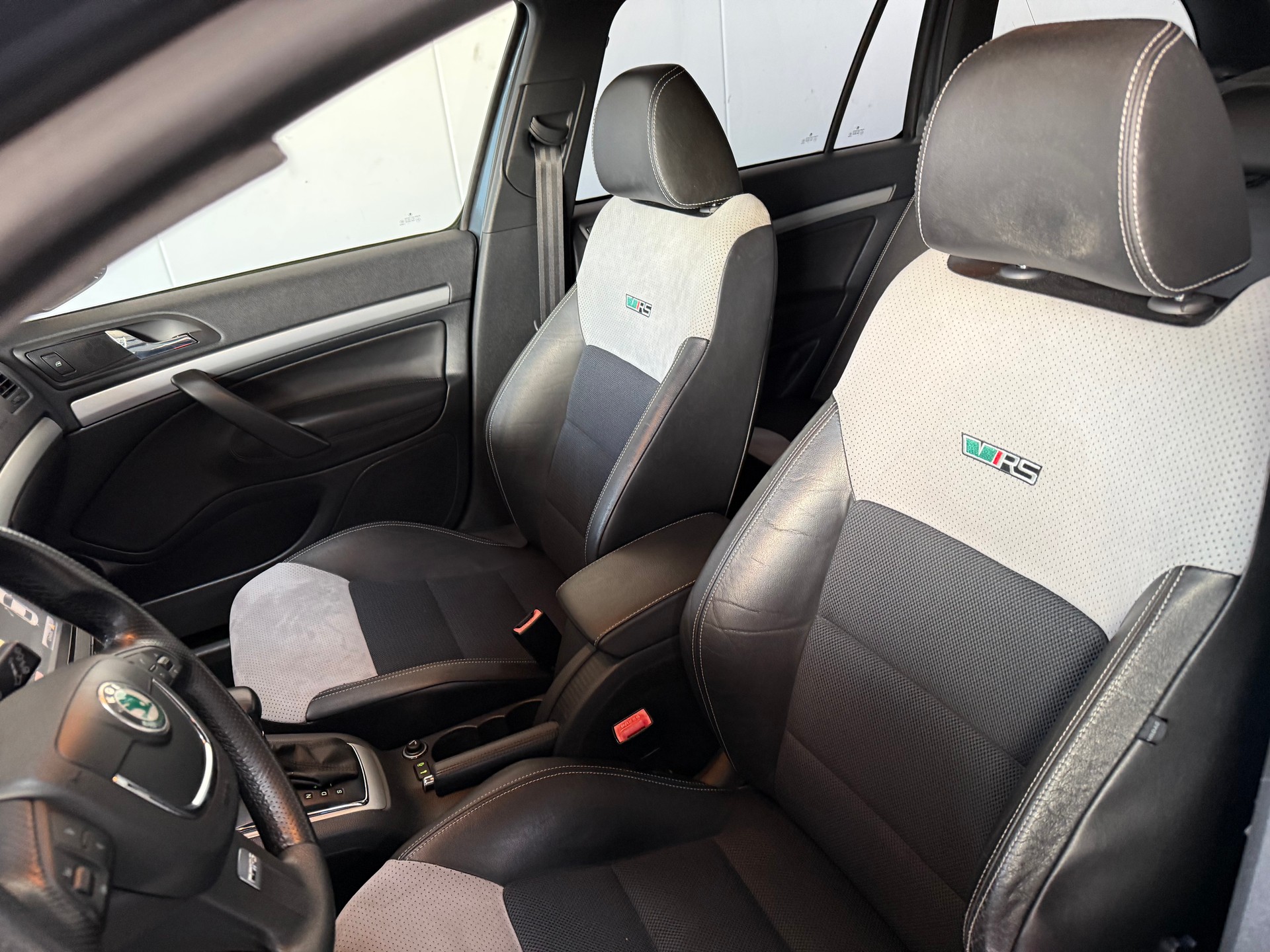 SKODA Octavia Combi 2.0 TSI RS DSG-image-8