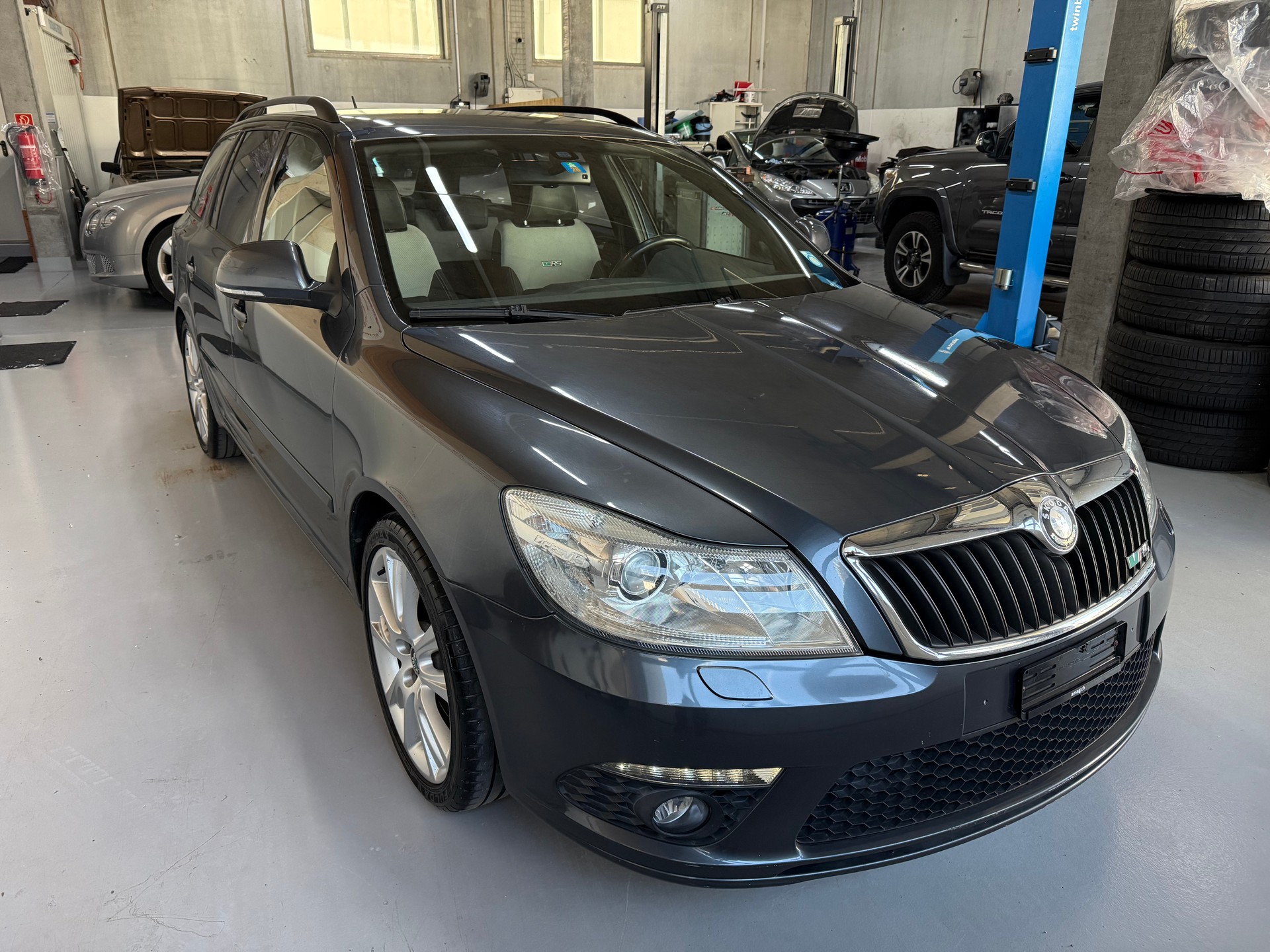 SKODA Octavia Combi 2.0 TSI RS DSG-image-1