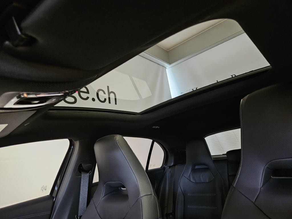 MERCEDES-BENZ A 250 4Matic AMG Line-image-4