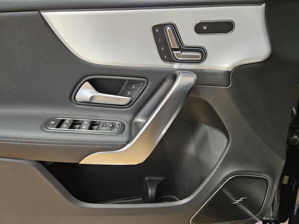 MERCEDES-BENZ A 250 4Matic AMG Line-image-9