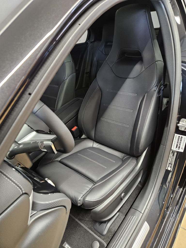 MERCEDES-BENZ A 250 4Matic AMG Line-image-5