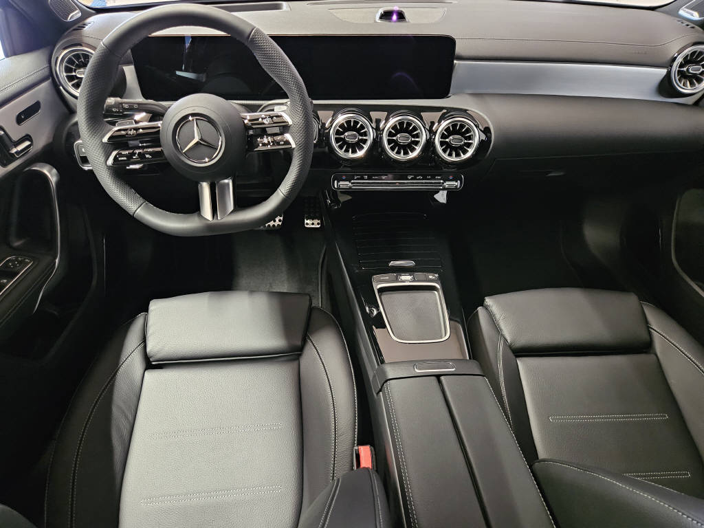 MERCEDES-BENZ A 250 4Matic AMG Line-image-7