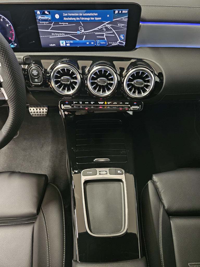 MERCEDES-BENZ A 250 4Matic AMG Line-image-10