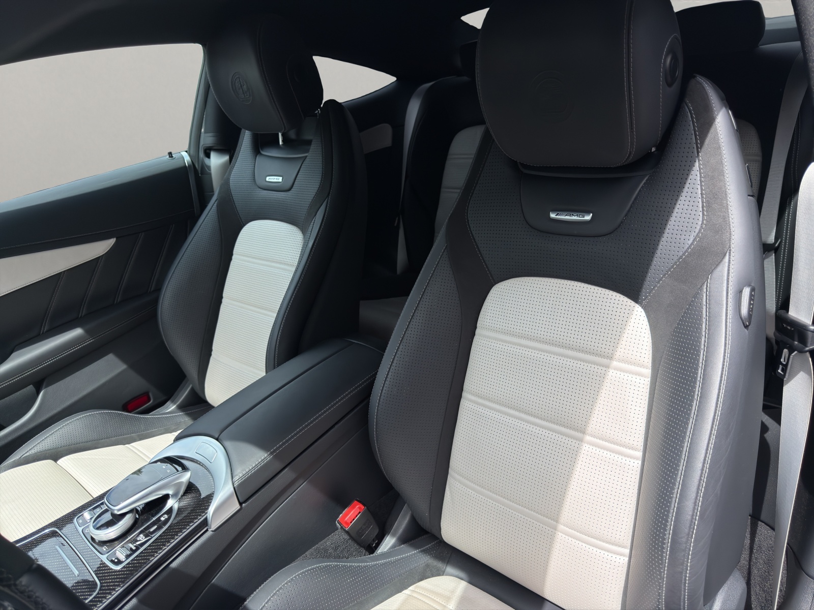 MERCEDES-BENZ C 63 S AMG Coupé-image-13