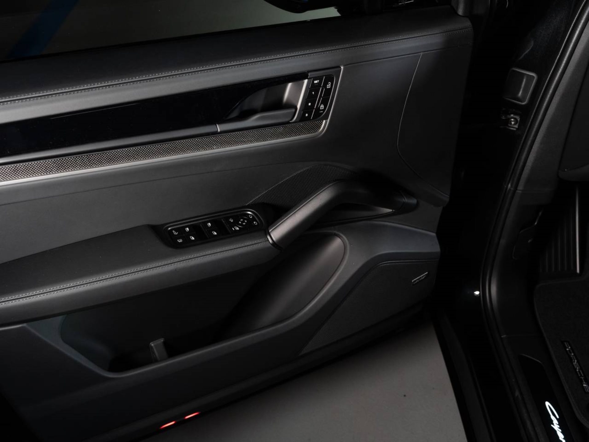PORSCHE Cayenne S E-Hybrid Coupé Black Edition-image-15