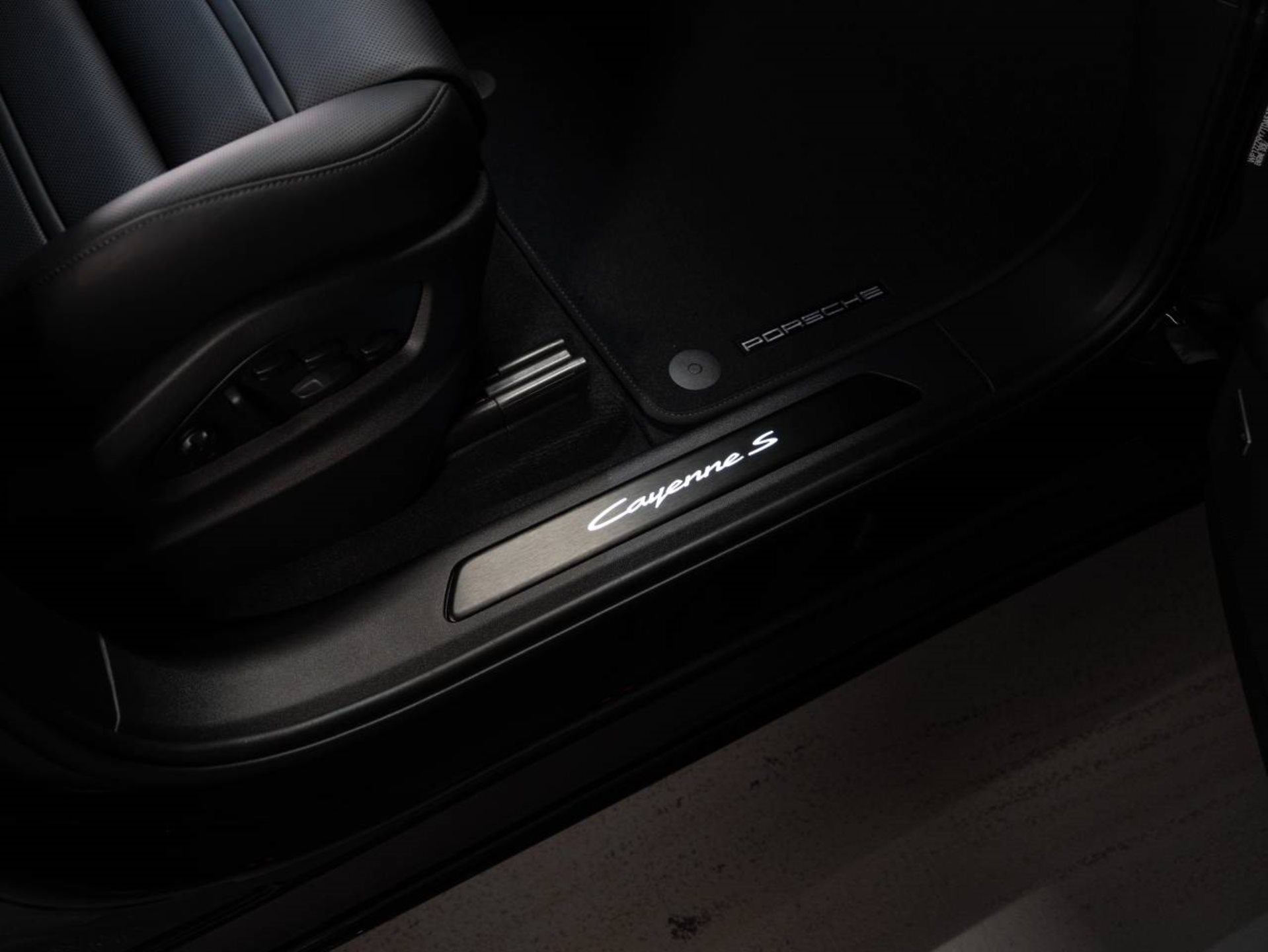 PORSCHE Cayenne S E-Hybrid Coupé Black Edition-image-16