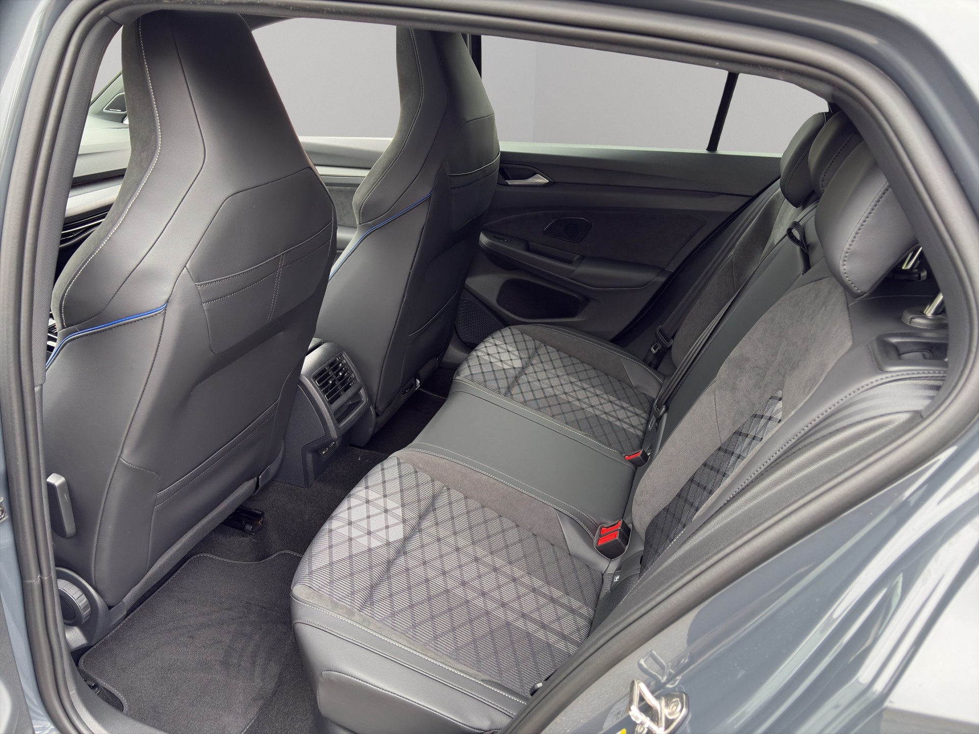 VW Golf 2.0 TSI R-Line DSG 4 Motion-image-5