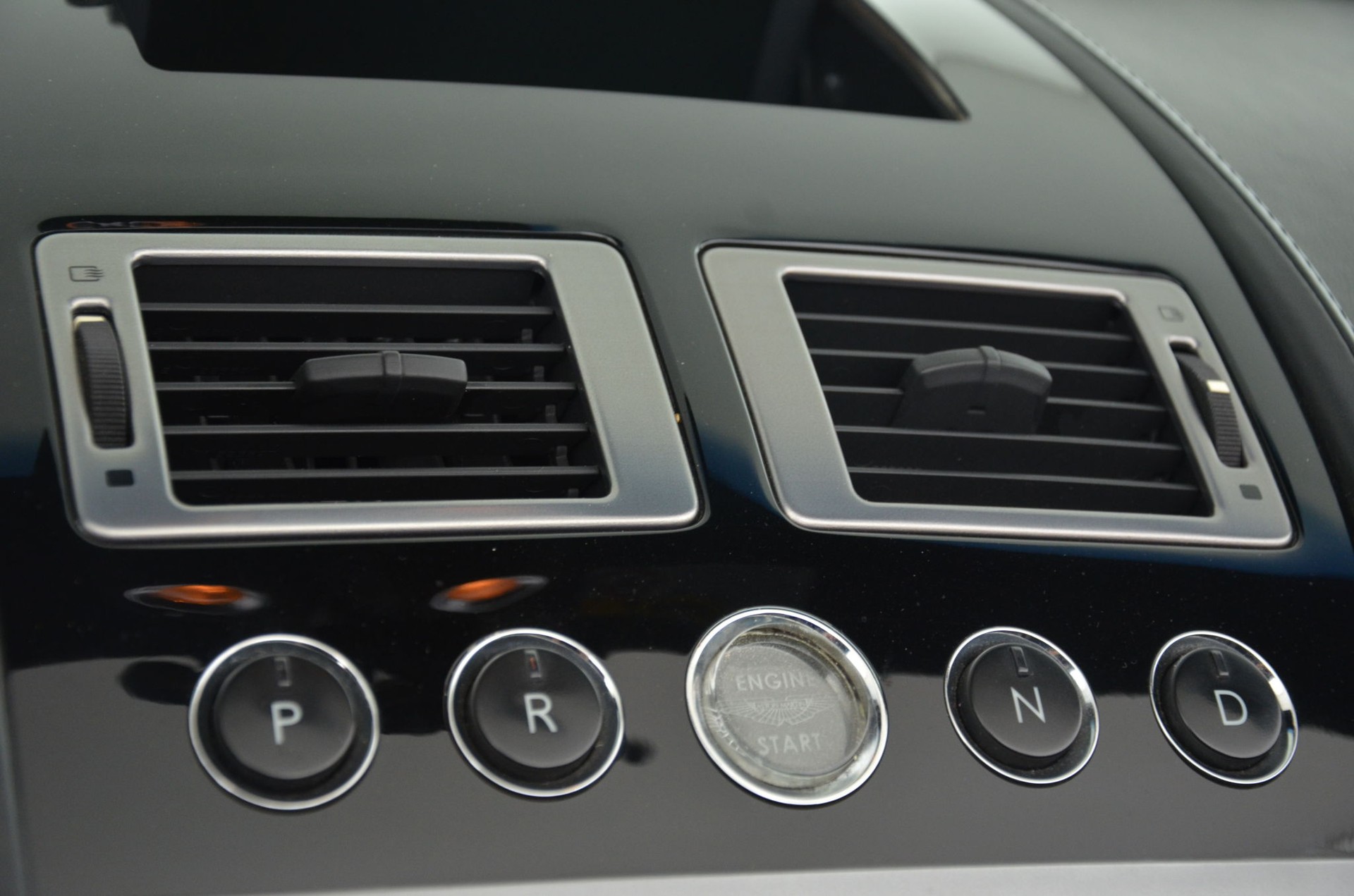 ASTON MARTIN DB9 Volante Touchtronic 2-image-13