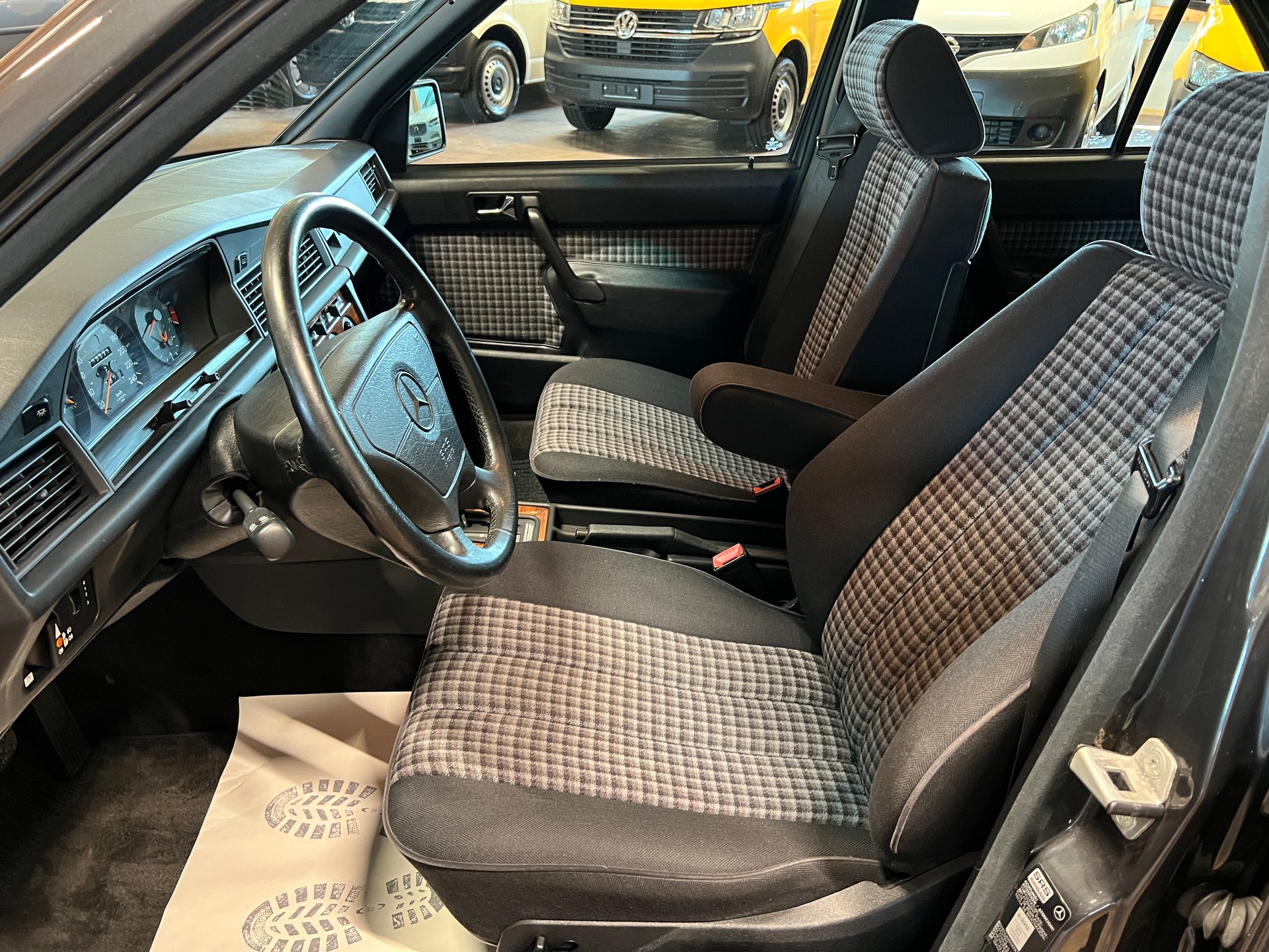 MERCEDES-BENZ 190 E 2.6-image-8