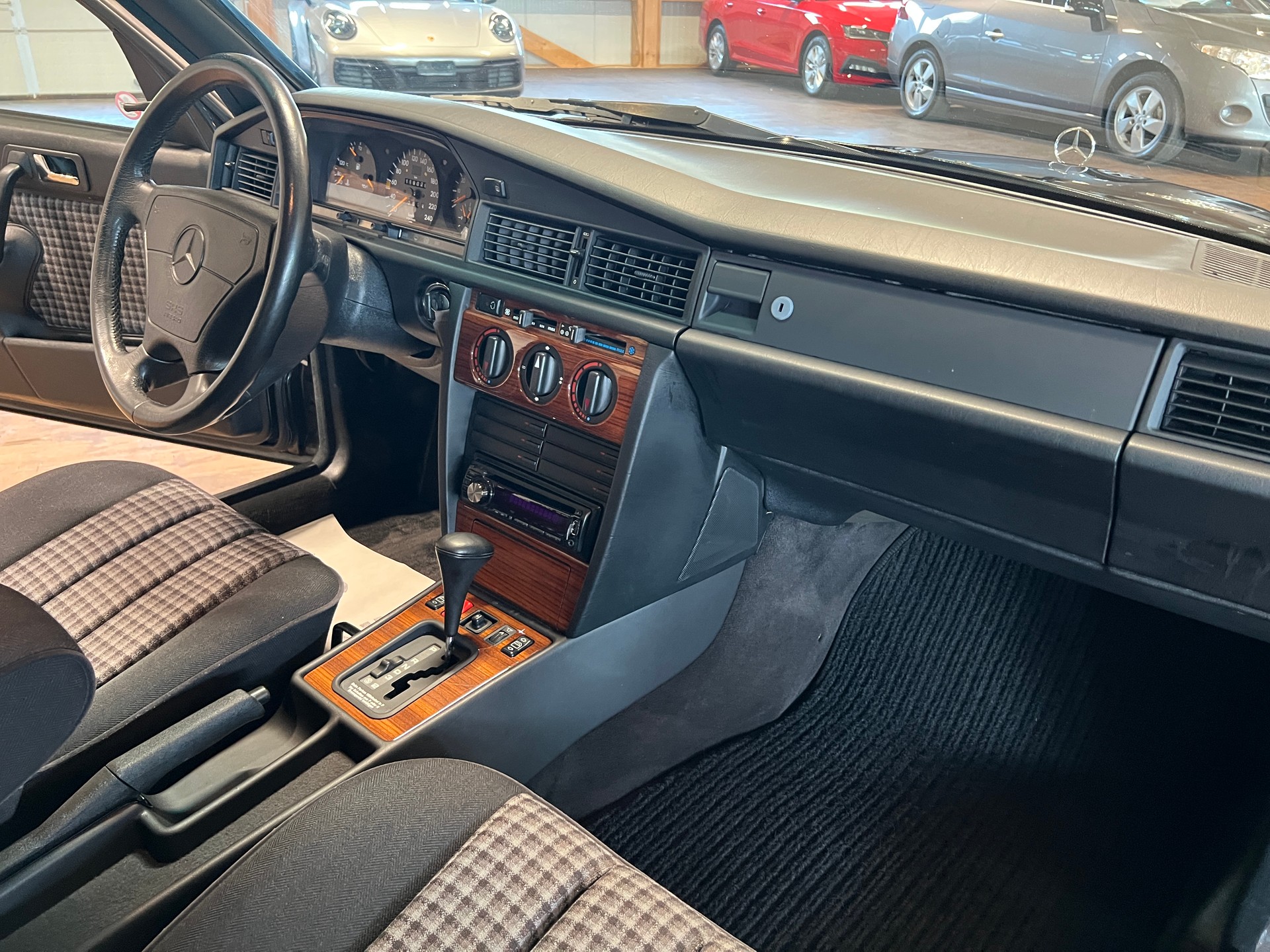MERCEDES-BENZ 190 E 2.6-image-12