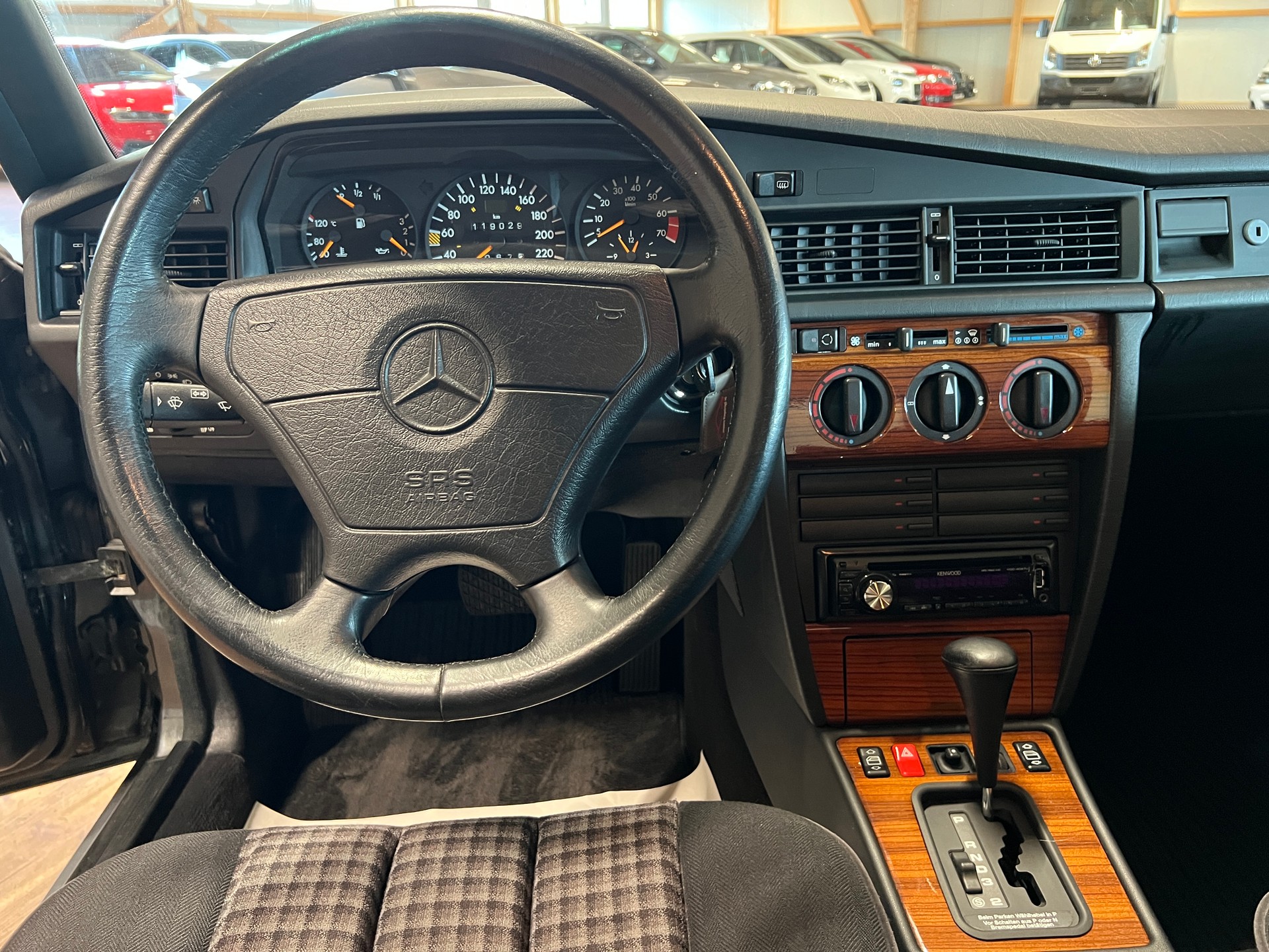 MERCEDES-BENZ 190 E 2.6-image-9