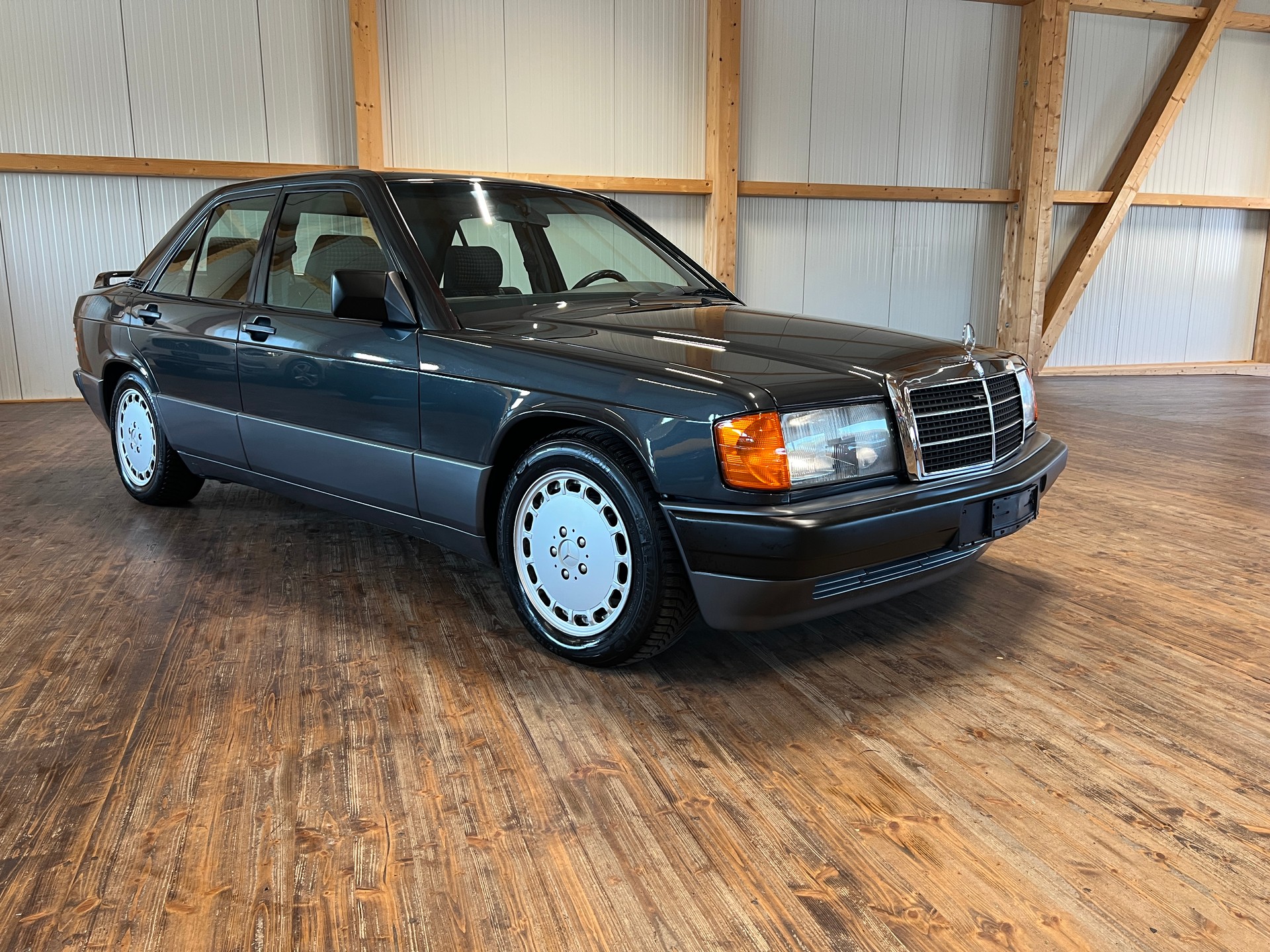 MERCEDES-BENZ 190 E 2.6-image-2
