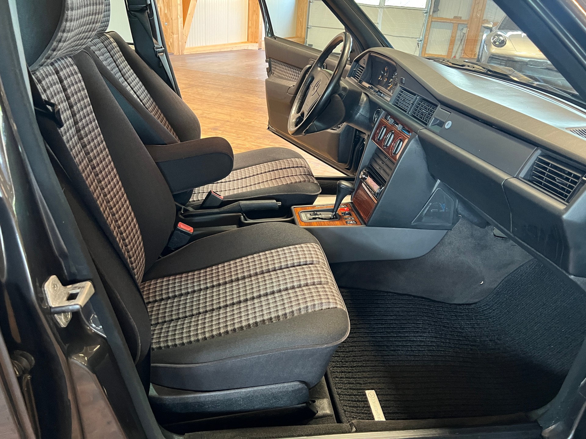 MERCEDES-BENZ 190 E 2.6-image-11