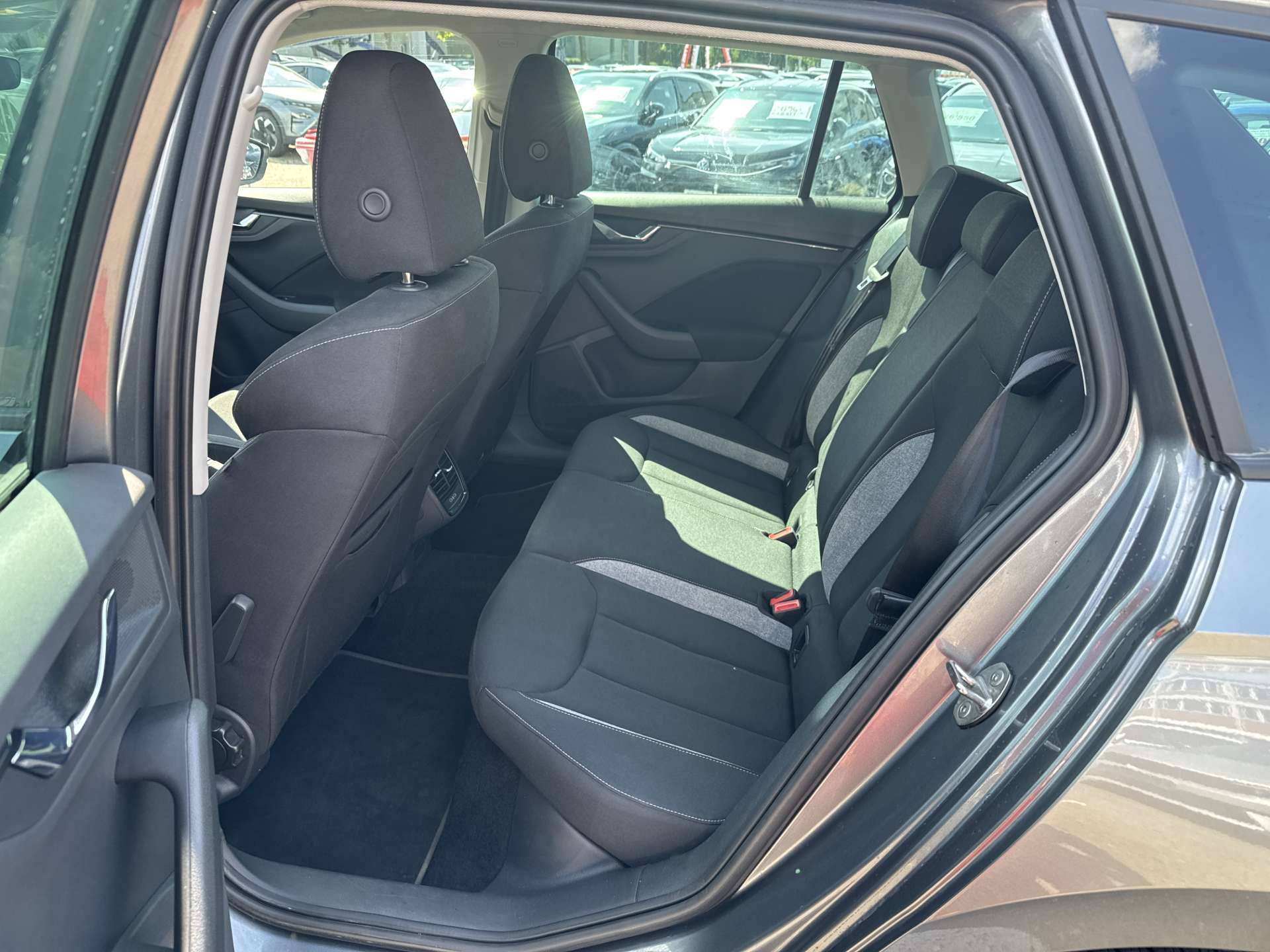 SKODA Kamiq 1.0 TSi Selection Black Dots DSG-Automat-image-6