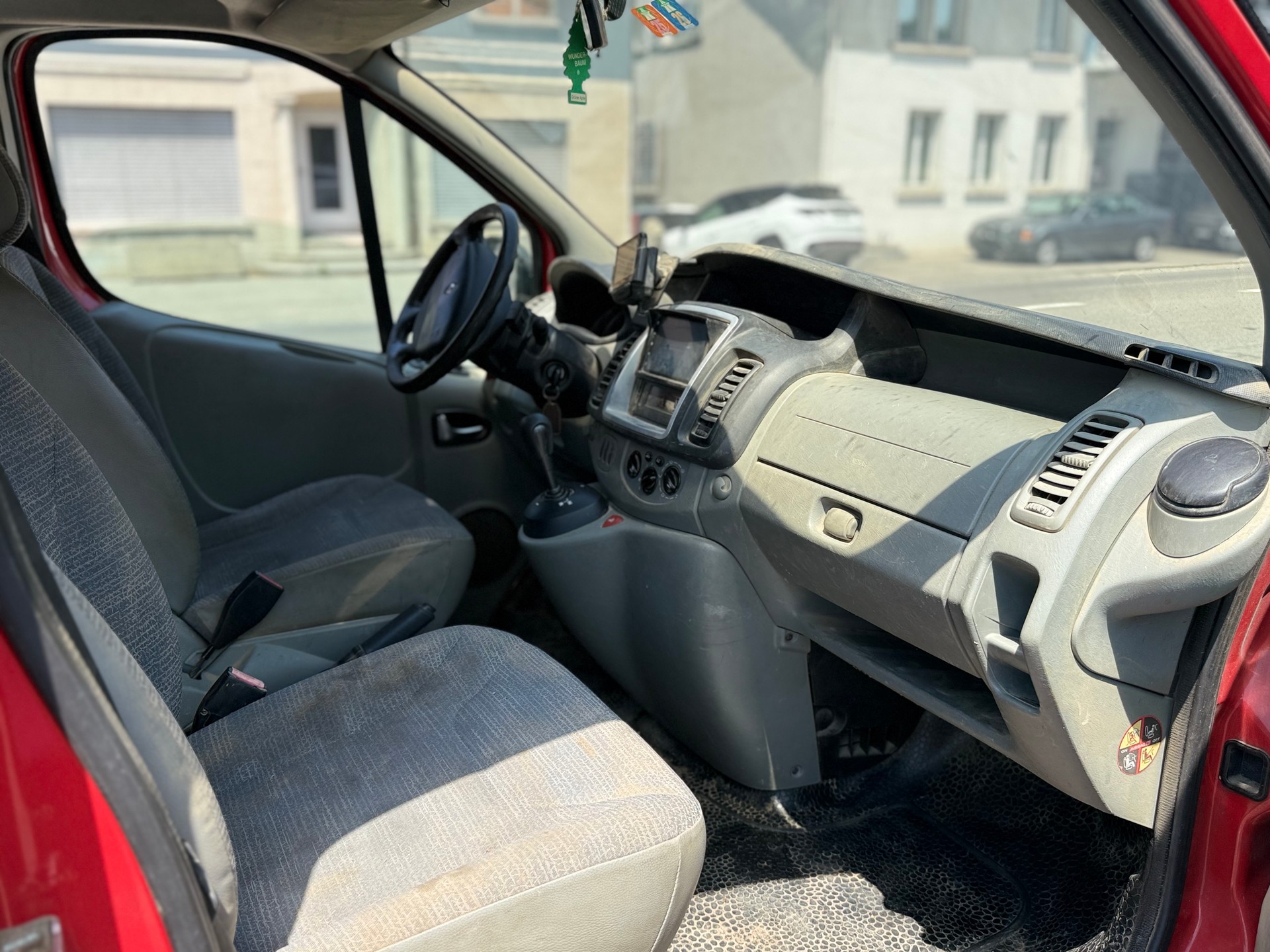 RENAULT Trafic 2.0 dCi Eco Passenger Authentique A-image-4