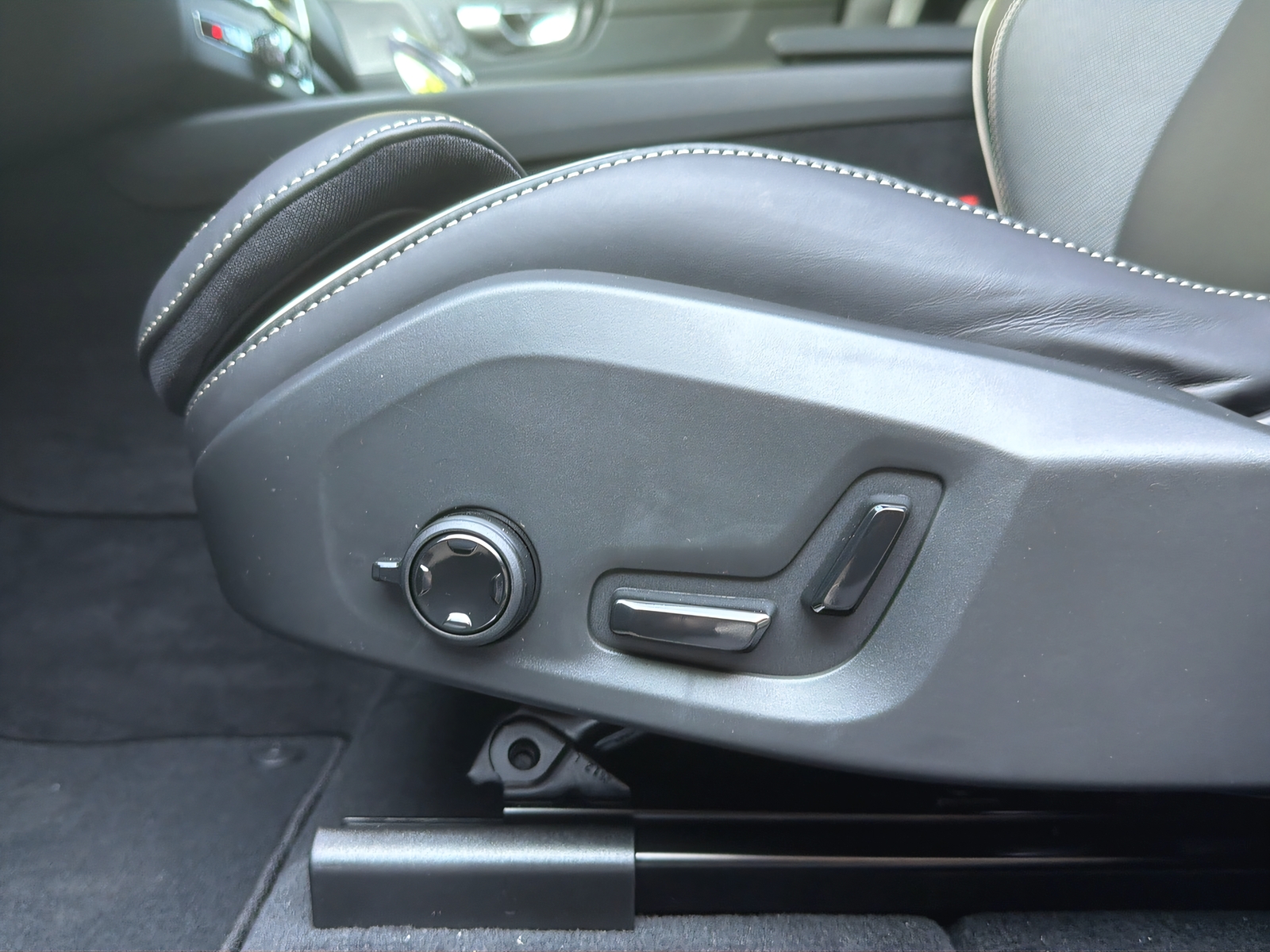 VOLVO XC60 2.0 T8 TE Black Edition eAWD-image-18