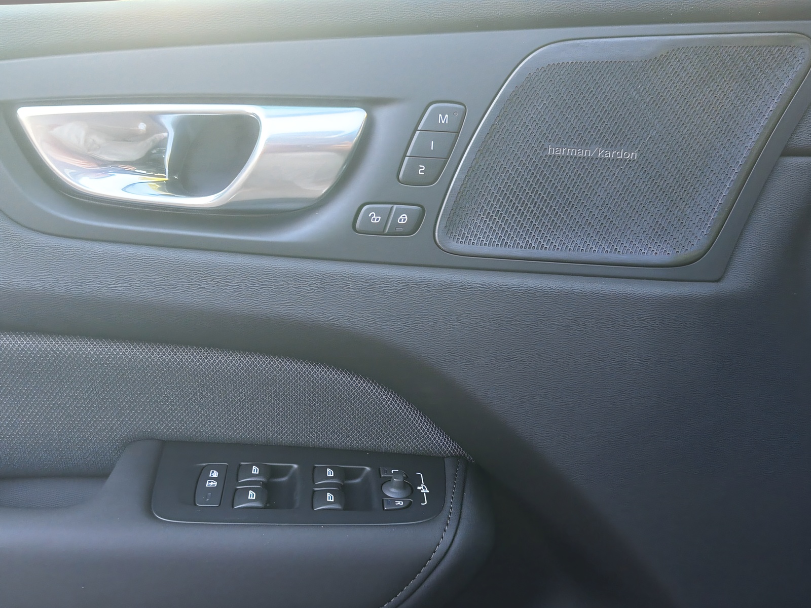 VOLVO XC60 2.0 T8 TE Black Edition eAWD-image-17