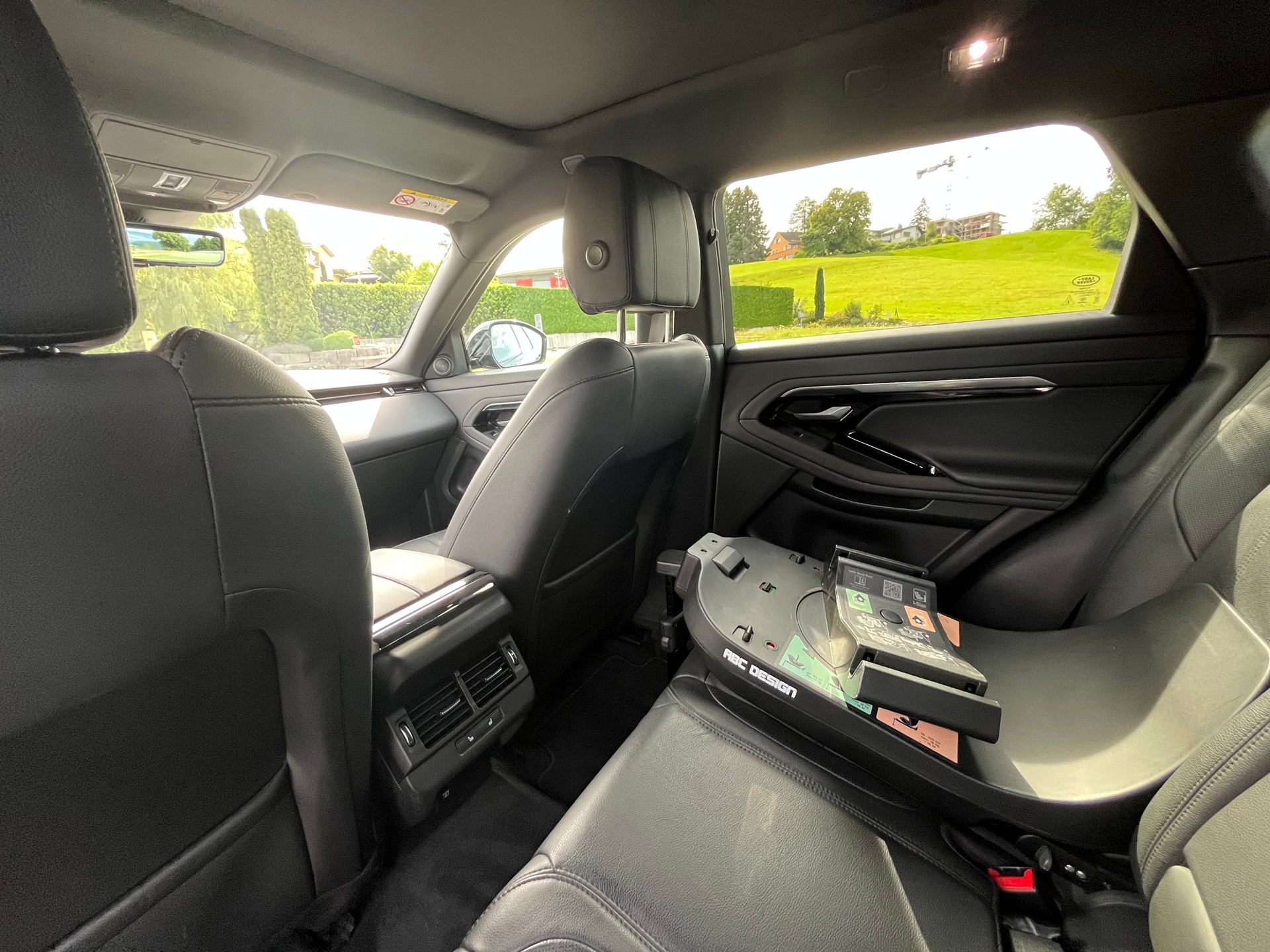 LAND ROVER 2.0 T 300 R-Dynamic S-image-4