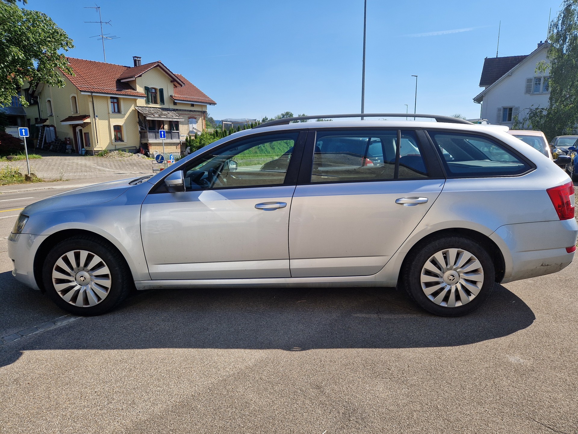 SKODA Octavia Combi 1.6 TDI Fresh-image-4