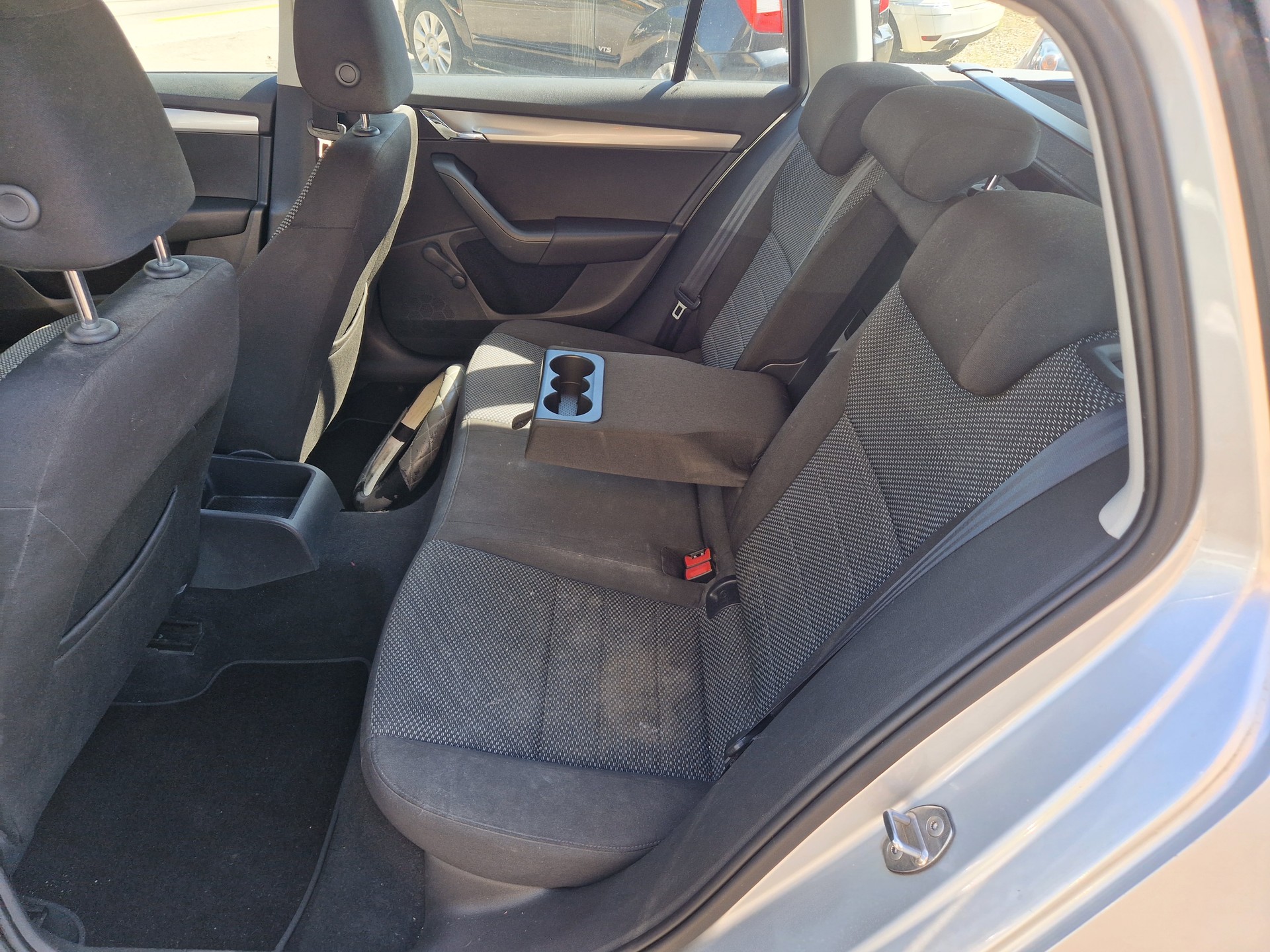 SKODA Octavia Combi 1.6 TDI Fresh-image-9