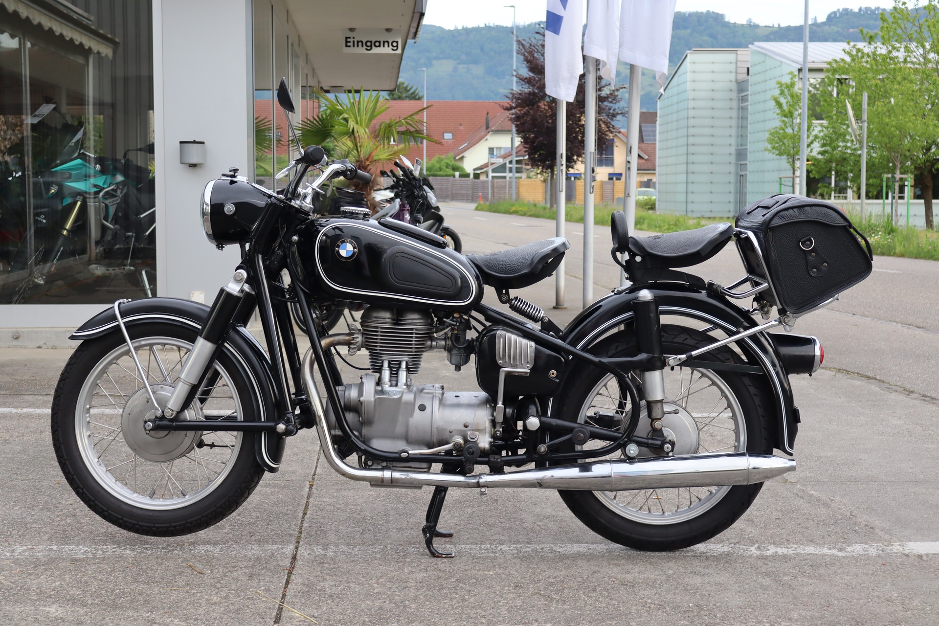BMW R27-showroom-element-3