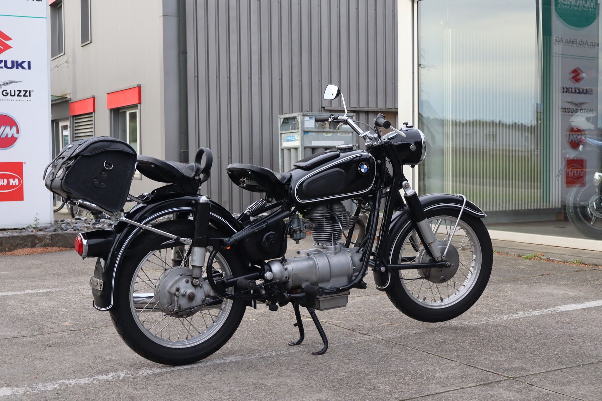 BMW R27-showroom-element-2