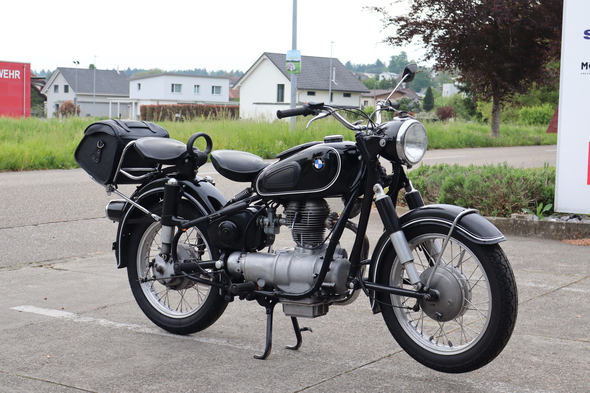 BMW R27-showroom-element-1