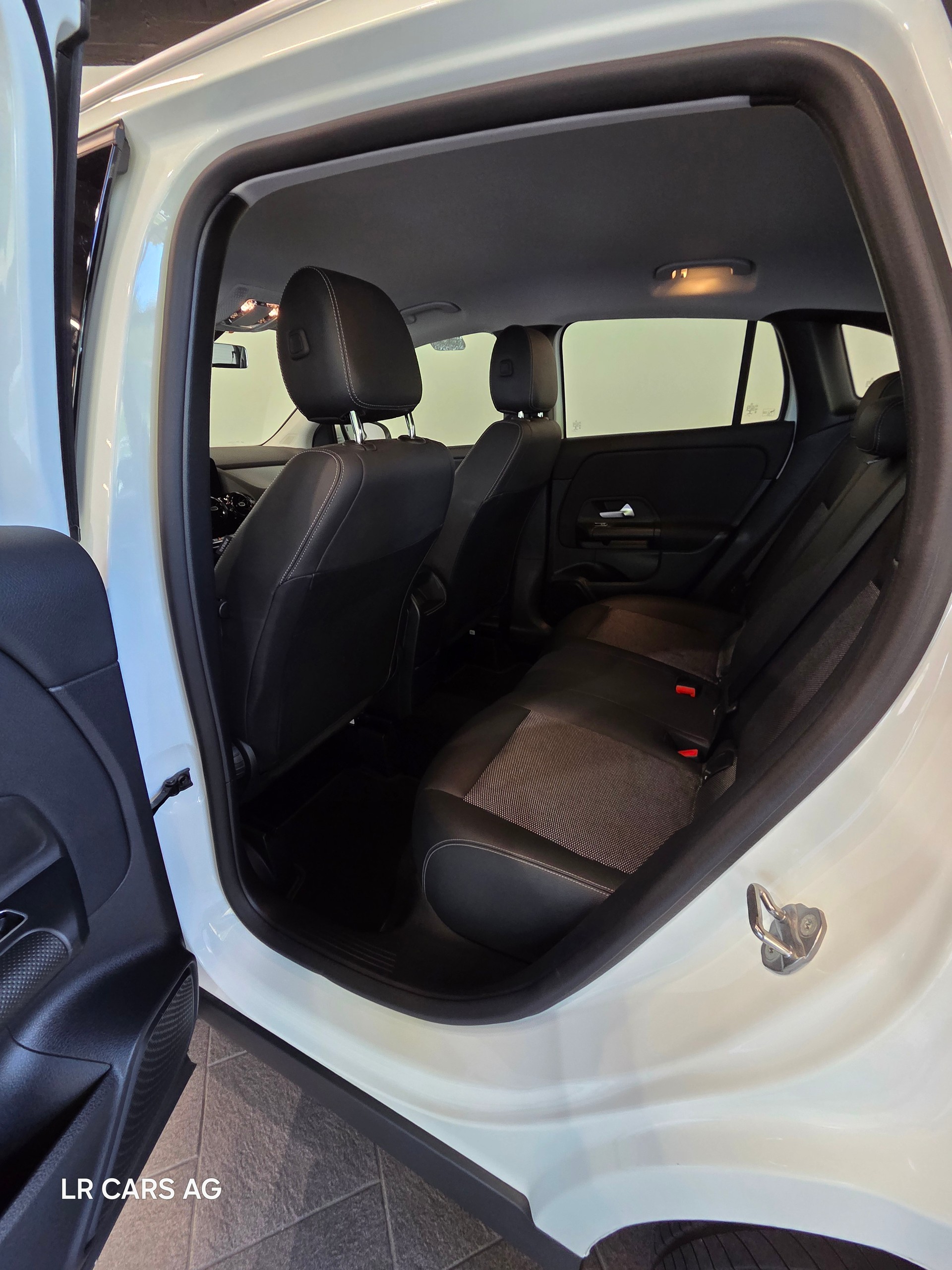 MERCEDES-BENZ GLA 200 Style 7G-DCT-image-9