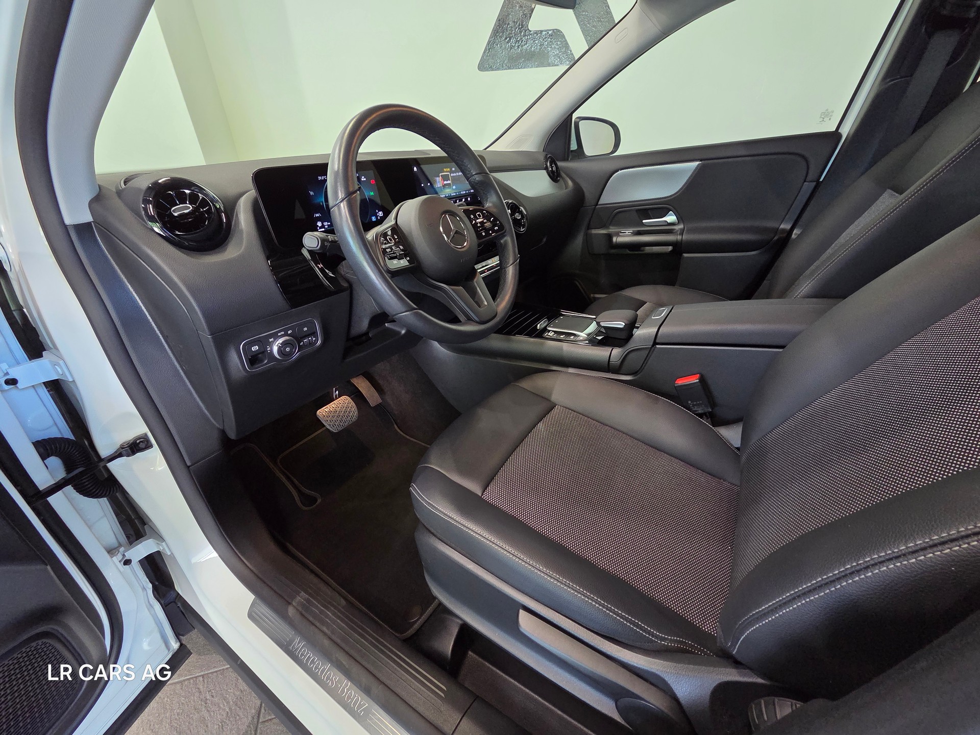 MERCEDES-BENZ GLA 200 Style 7G-DCT-image-6