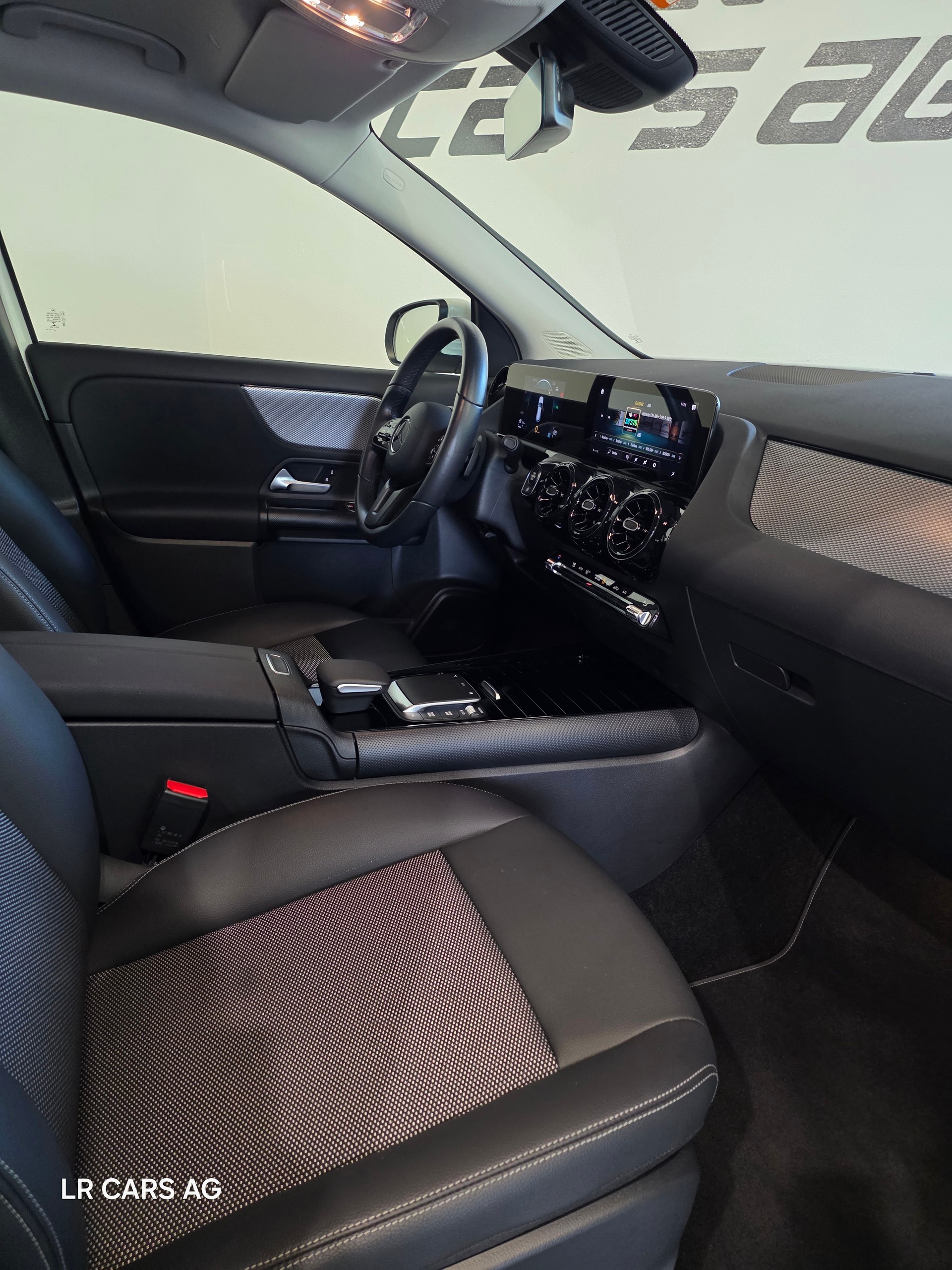 MERCEDES-BENZ GLA 200 Style 7G-DCT-image-8