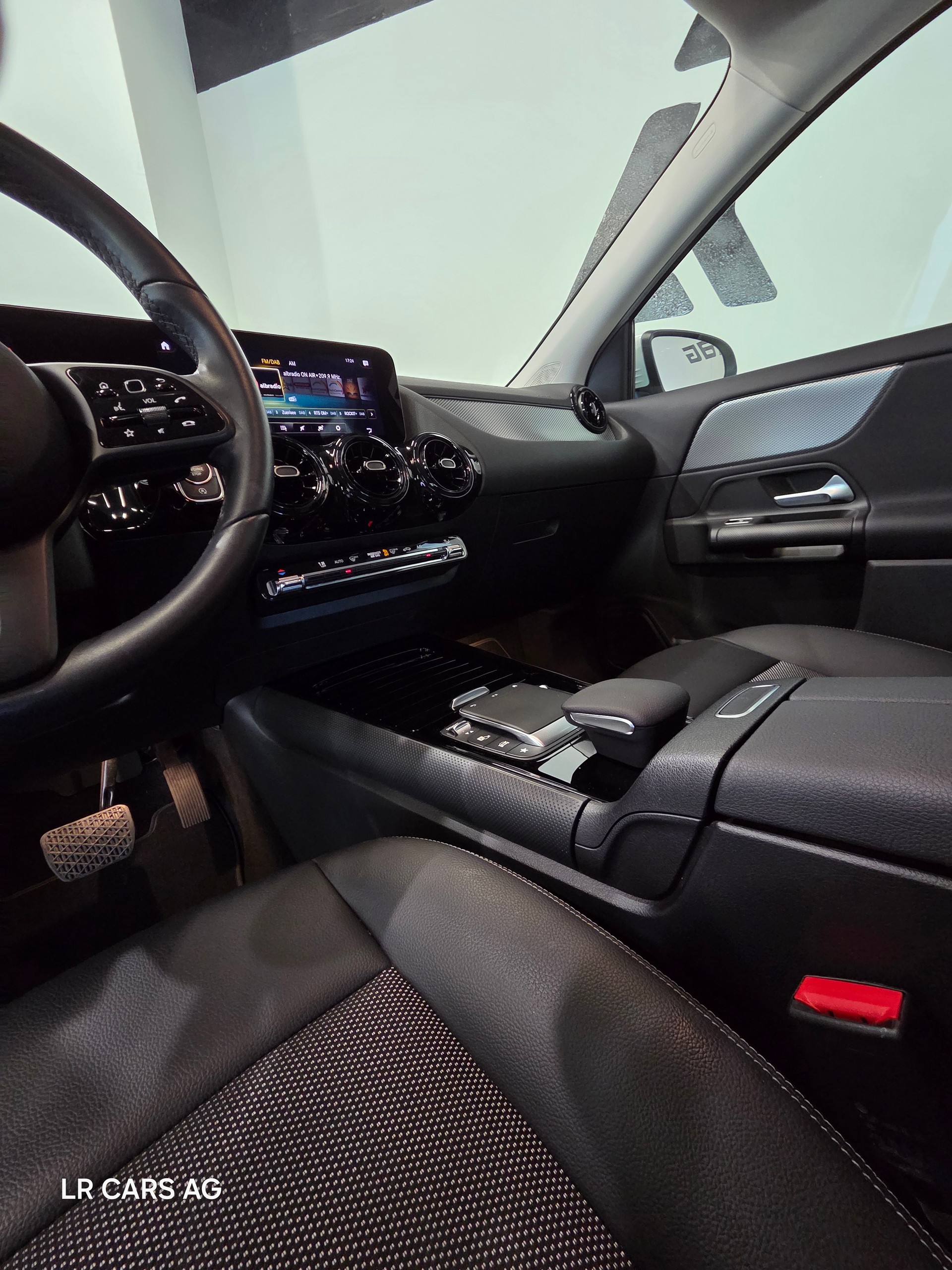MERCEDES-BENZ GLA 200 Style 7G-DCT-image-7