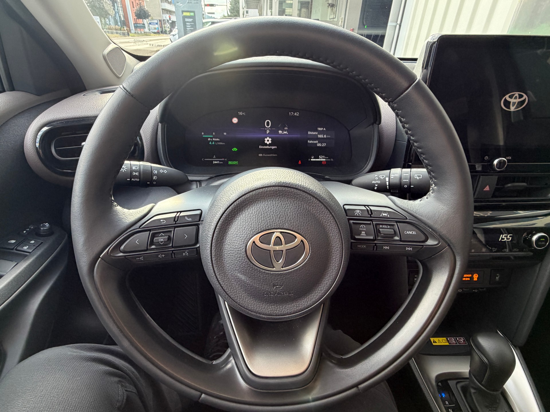 TOYOTA Yaris Cross 1.5 Premium FWD e-CVT-image-13