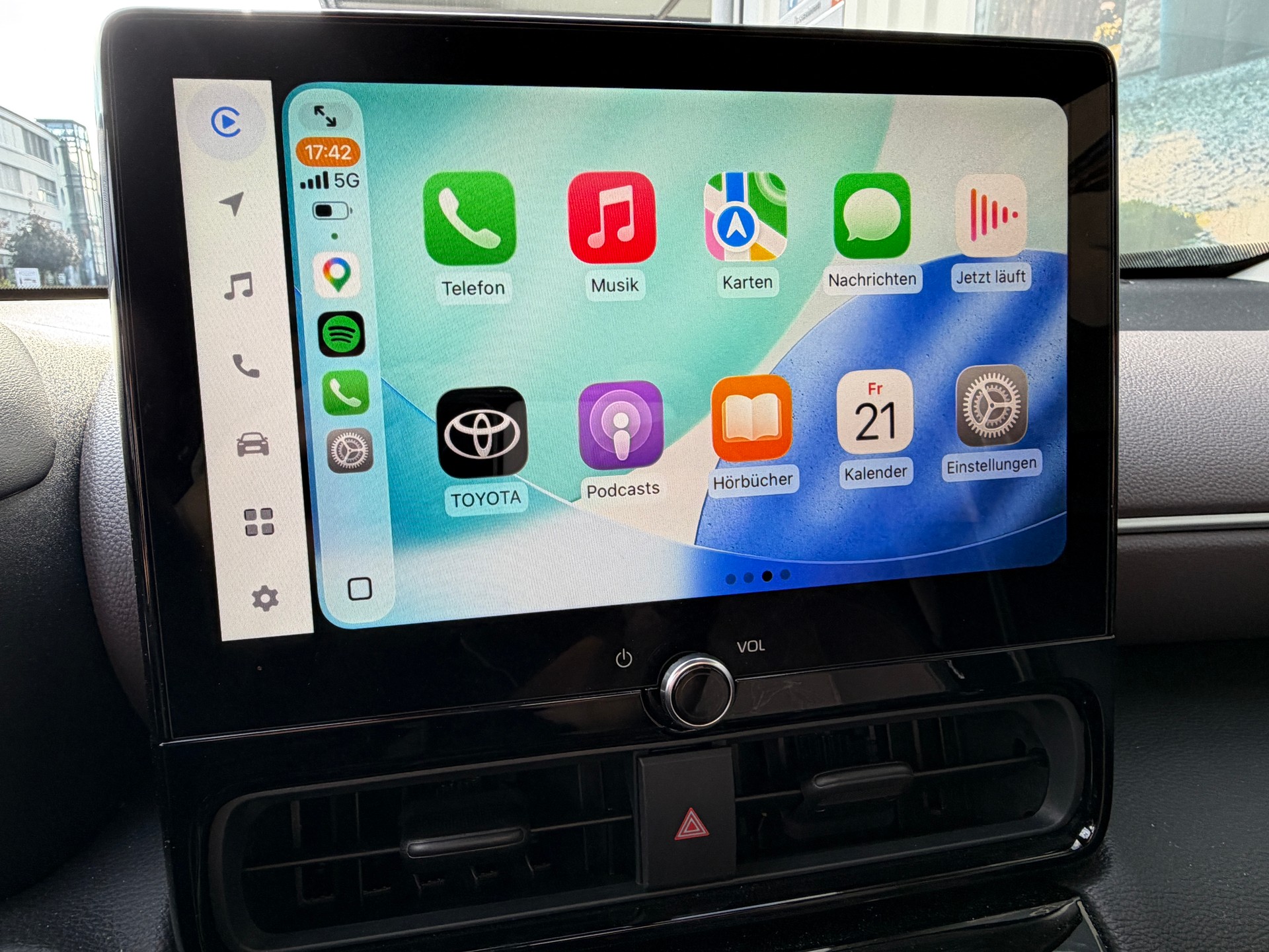 TOYOTA Yaris Cross 1.5 Premium FWD e-CVT-image-17