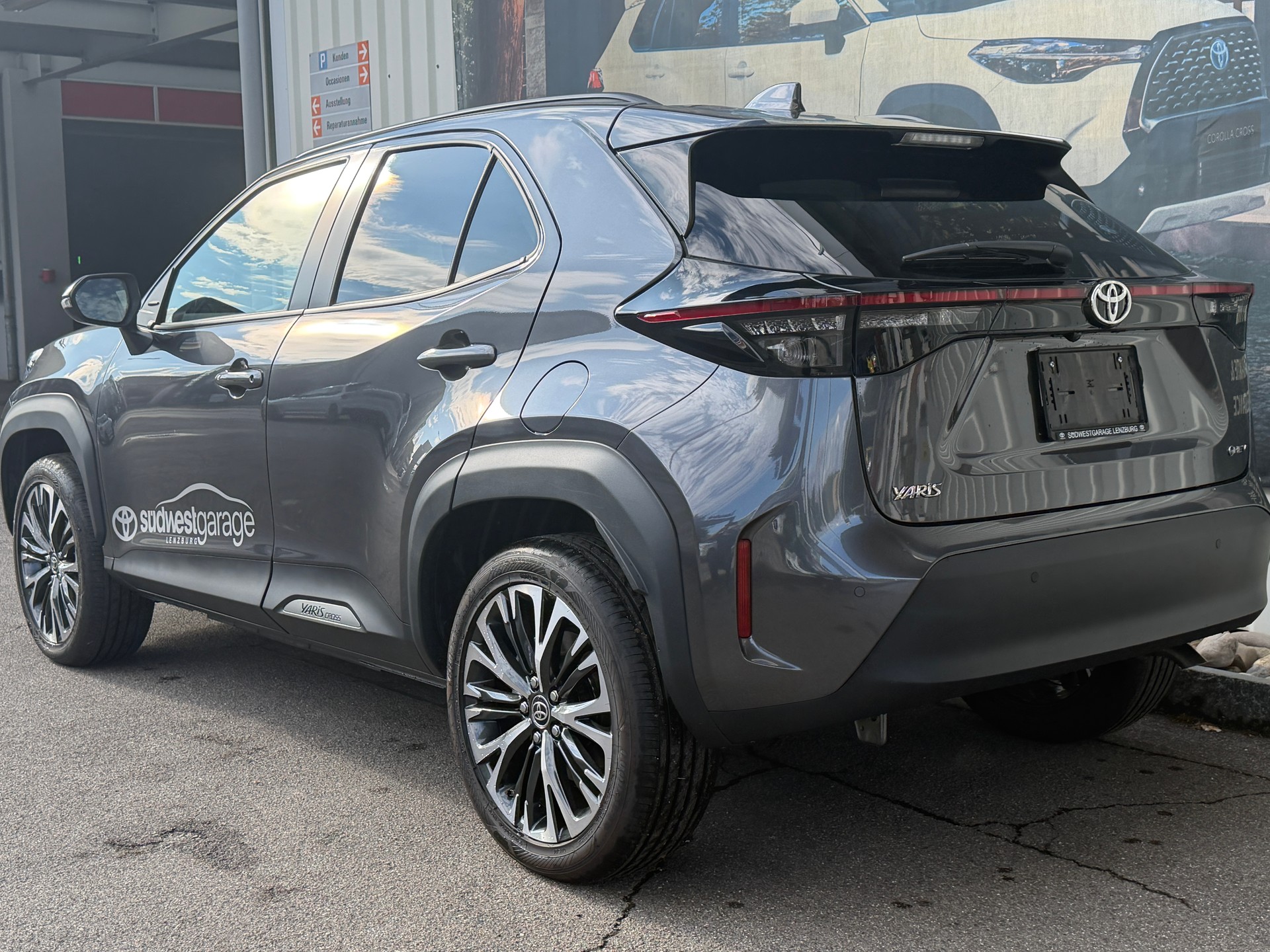 TOYOTA Yaris Cross 1.5 Premium FWD e-CVT-image-4