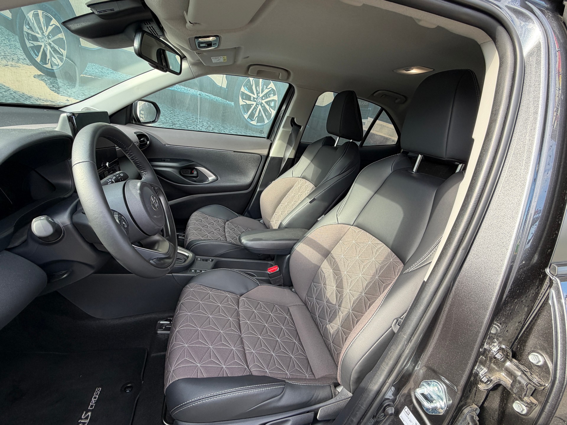 TOYOTA Yaris Cross 1.5 Premium FWD e-CVT-image-10