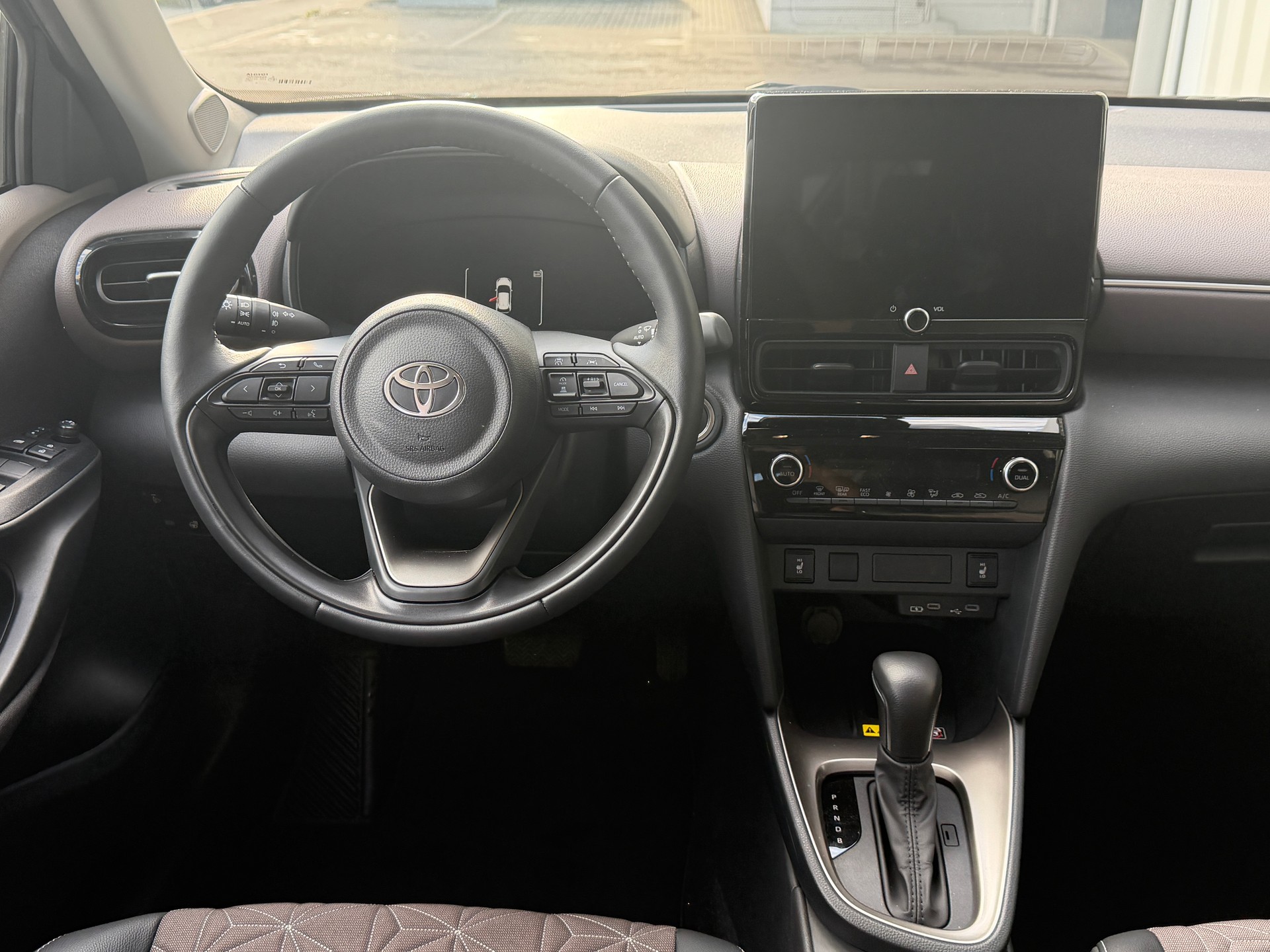 TOYOTA Yaris Cross 1.5 Premium FWD e-CVT-image-9