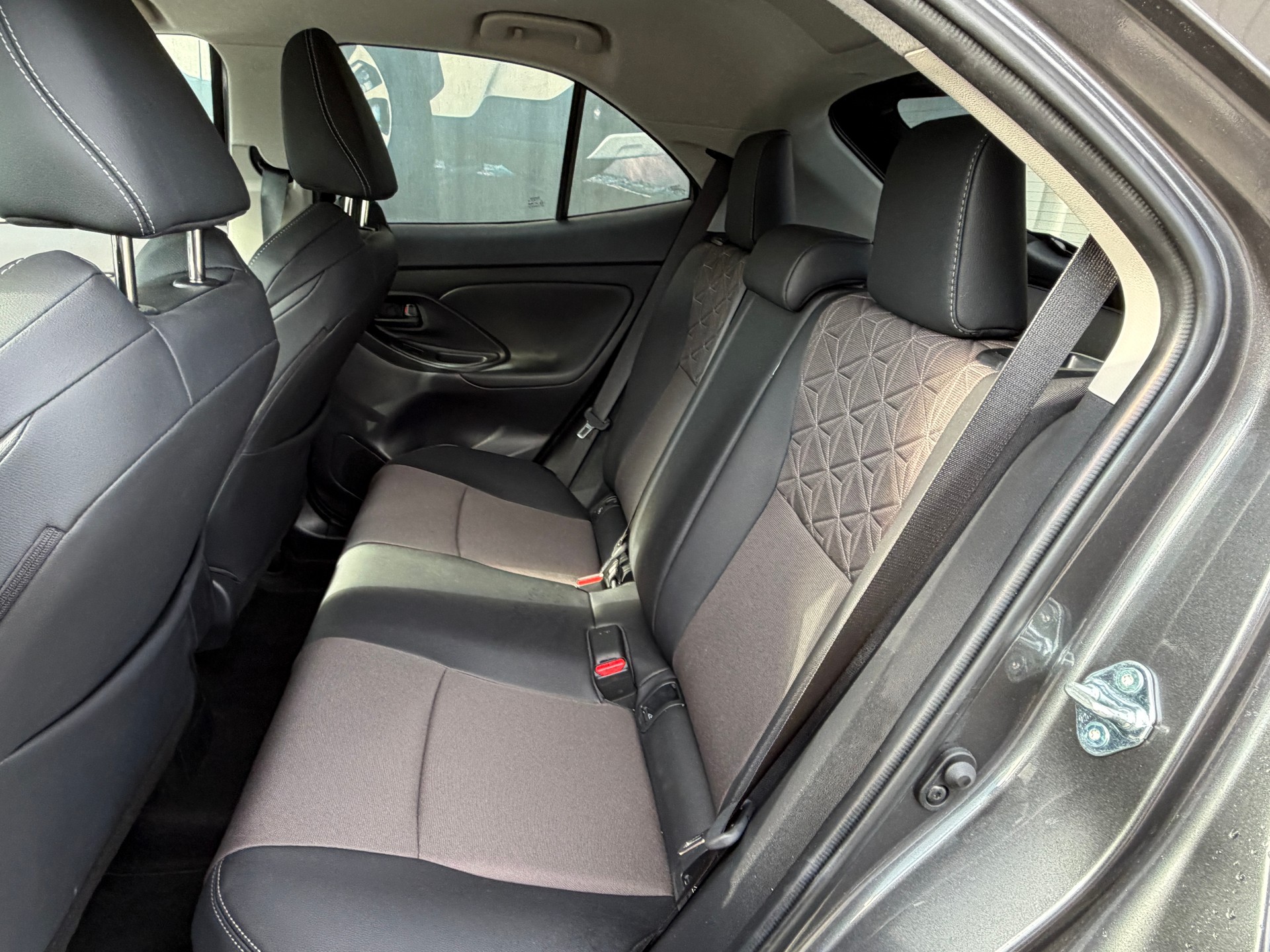 TOYOTA Yaris Cross 1.5 Premium FWD e-CVT-image-8