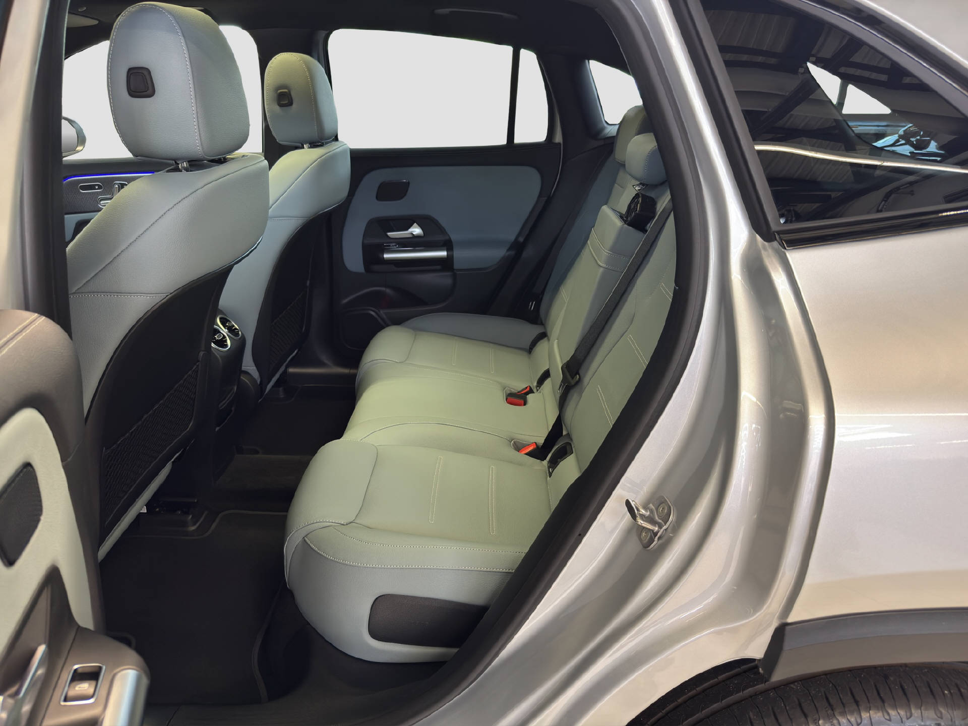 MERCEDES-BENZ EQA 300 Swiss Star AMG Line 4MATIC-image-14