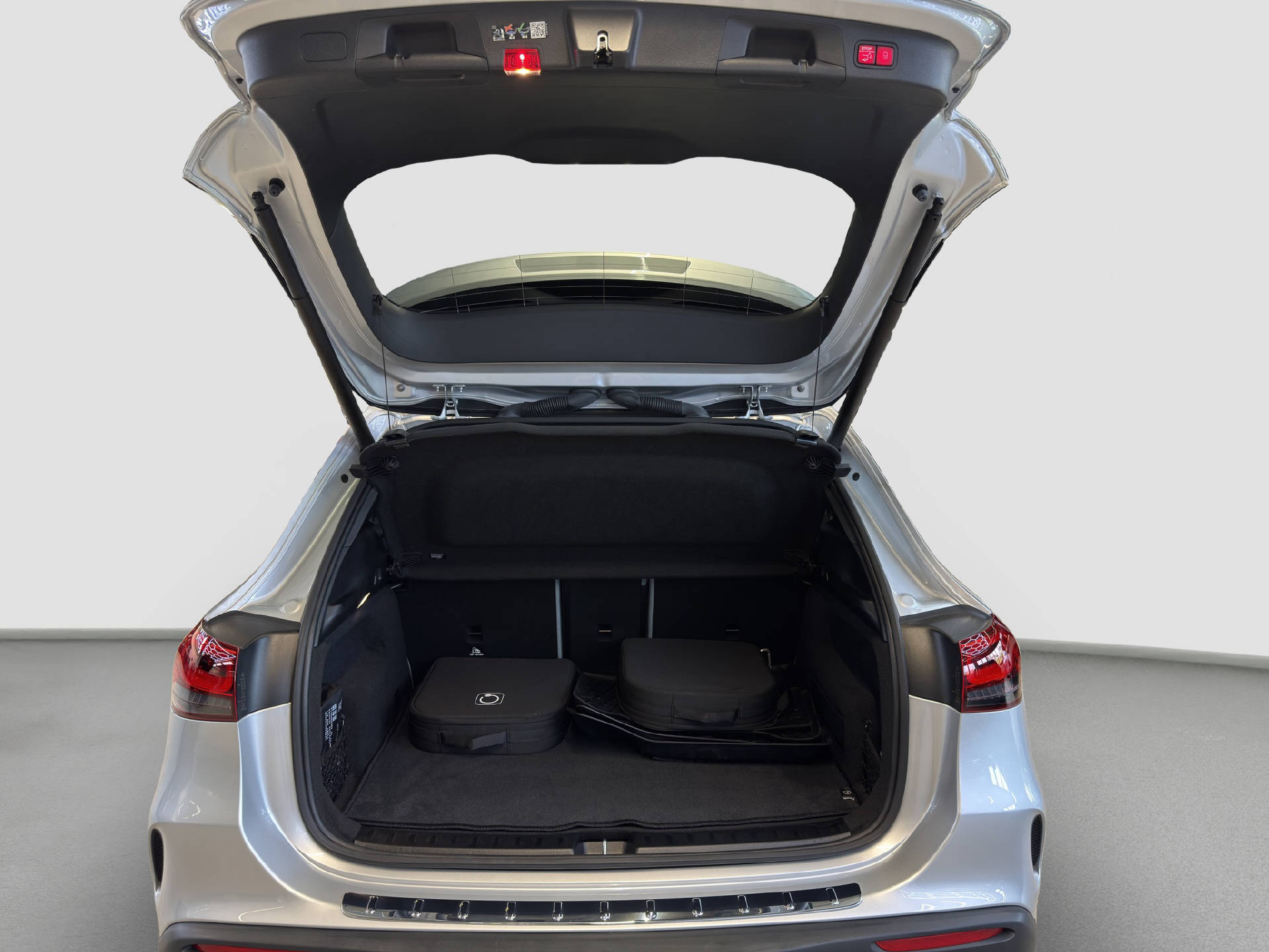 MERCEDES-BENZ EQA 300 Swiss Star AMG Line 4MATIC-image-15