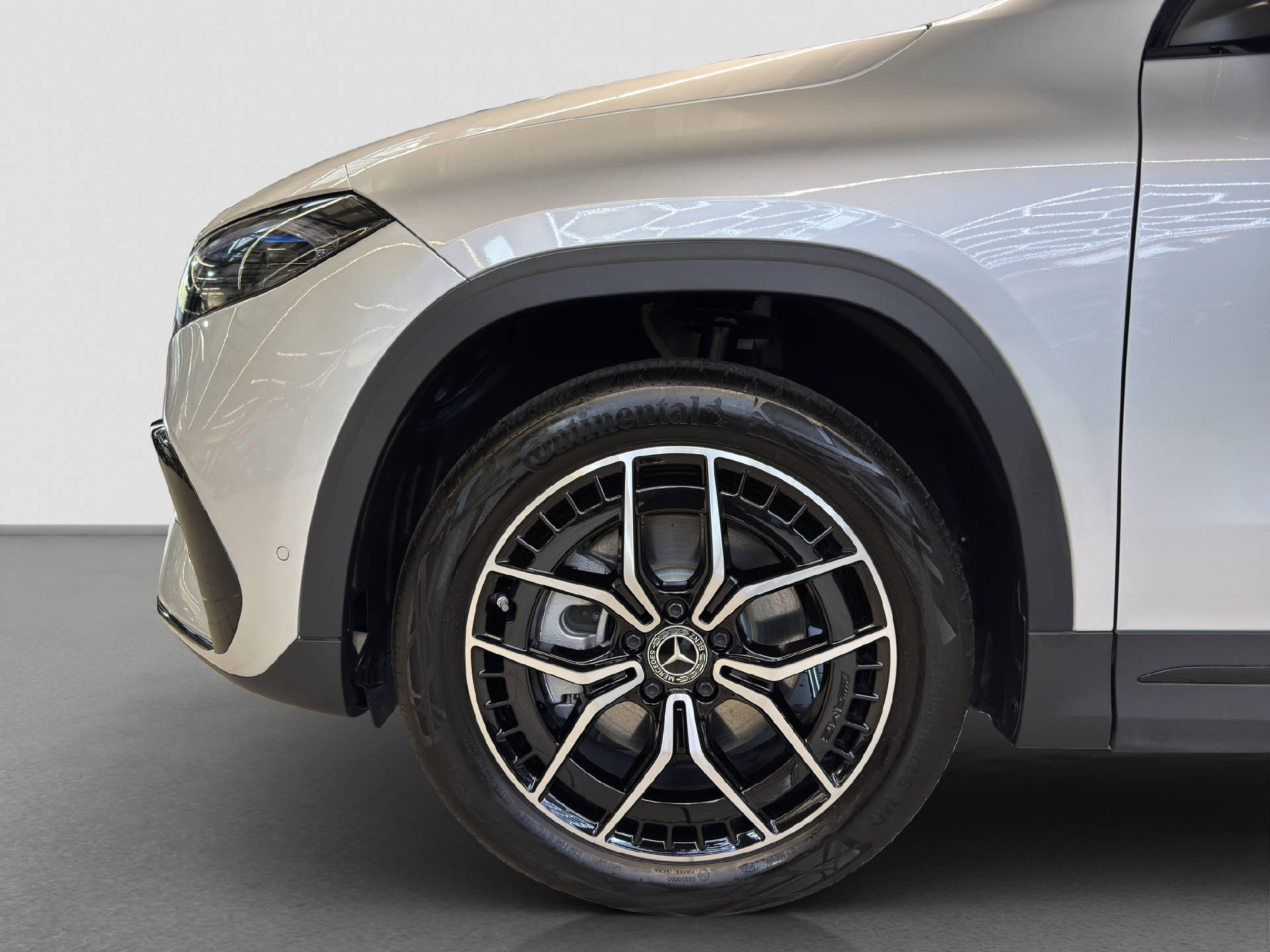 MERCEDES-BENZ EQA 300 Swiss Star AMG Line 4MATIC-image-6