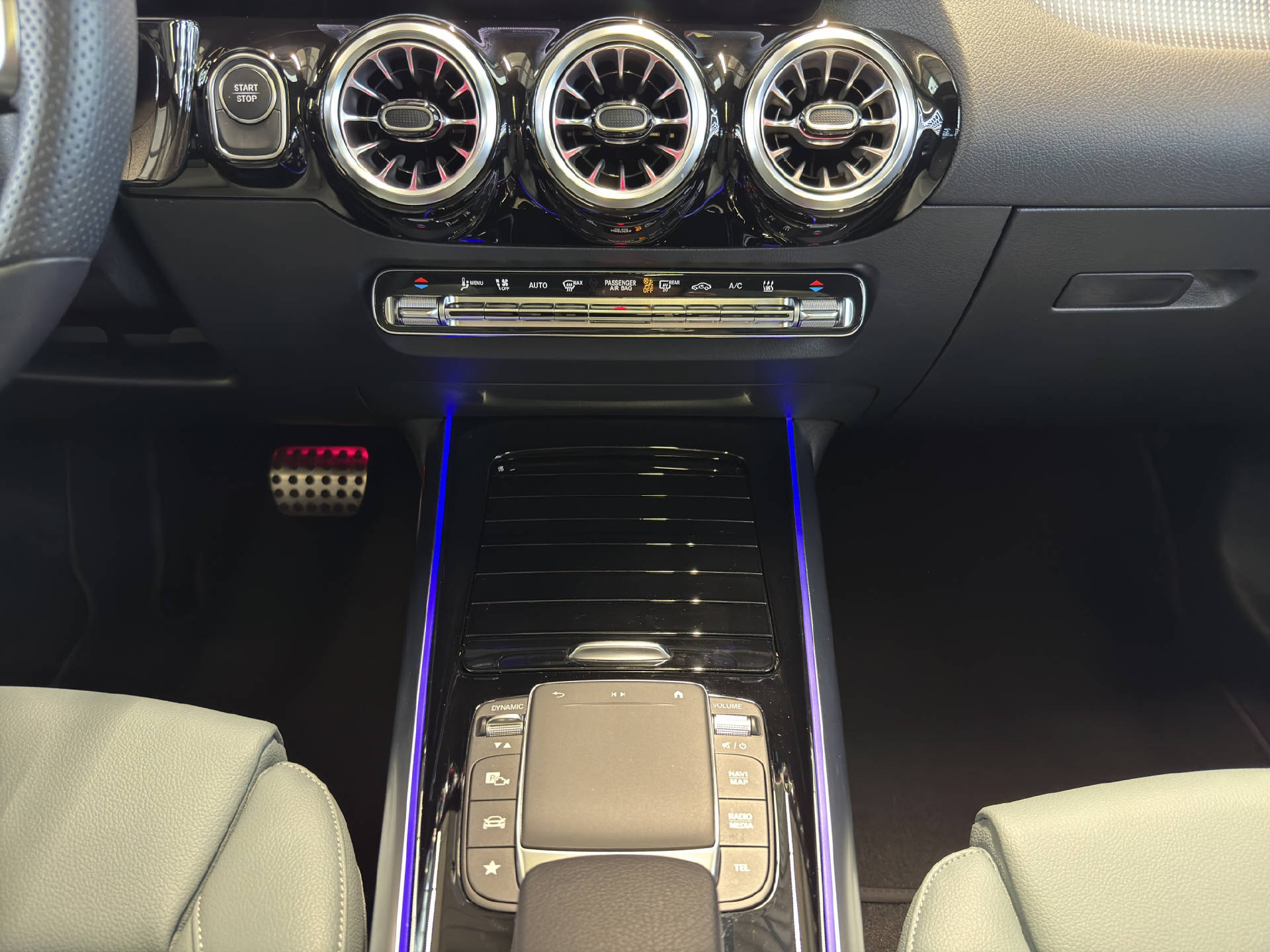 MERCEDES-BENZ EQA 300 Swiss Star AMG Line 4MATIC-image-11